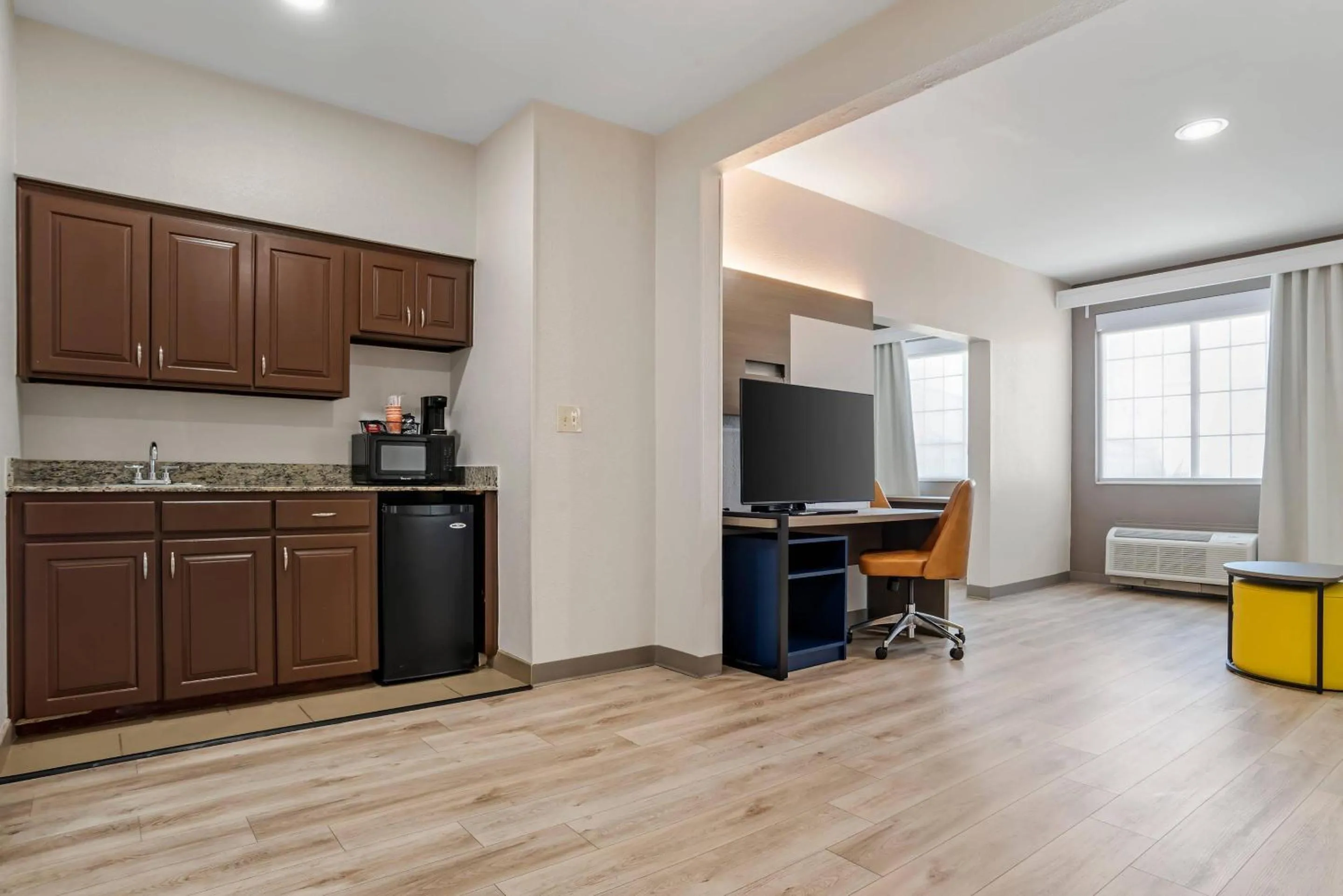 Bedroom in Comfort Suites Hattiesburg near University