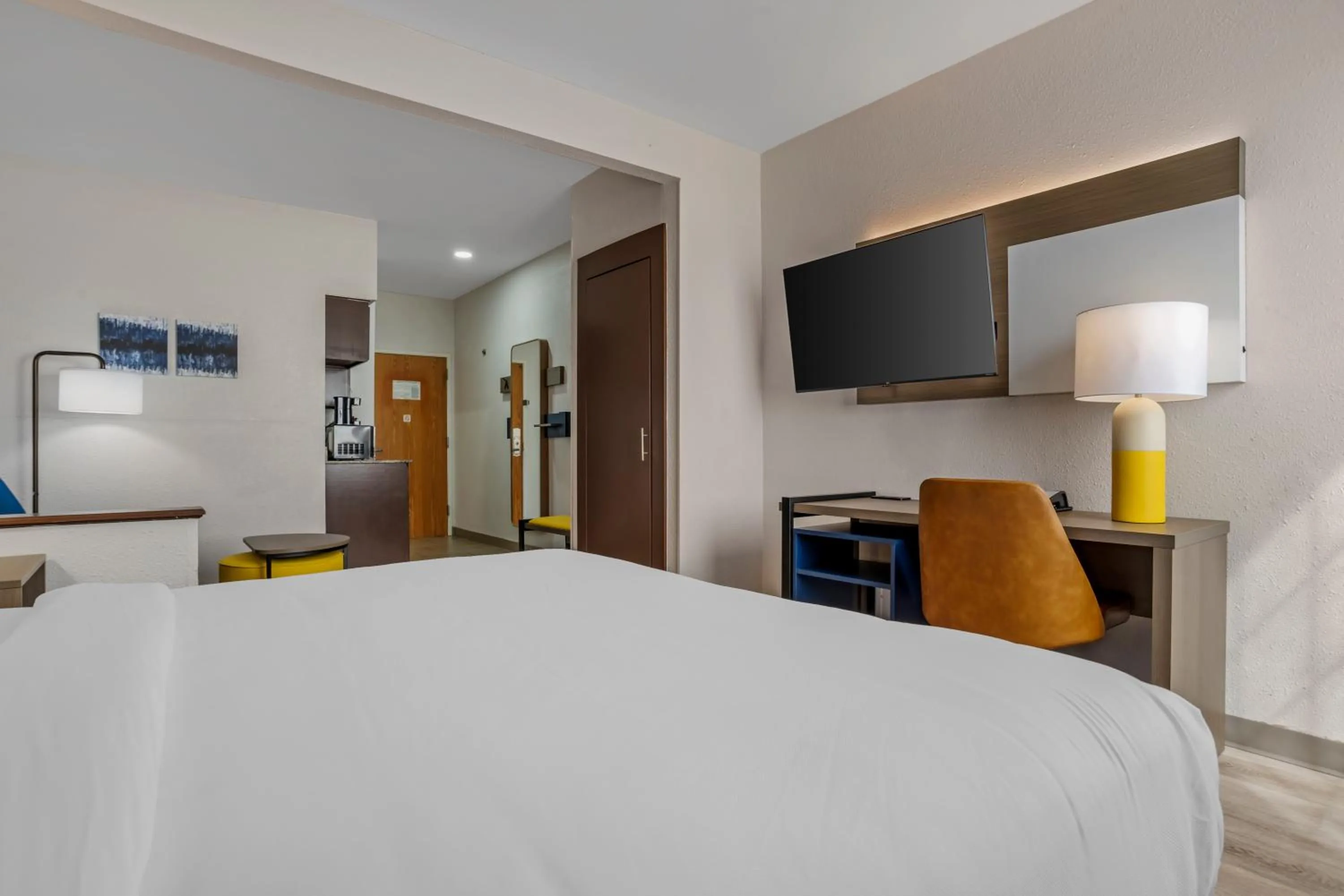 Communal lounge/ TV room, Bed in Comfort Suites Hattiesburg near University