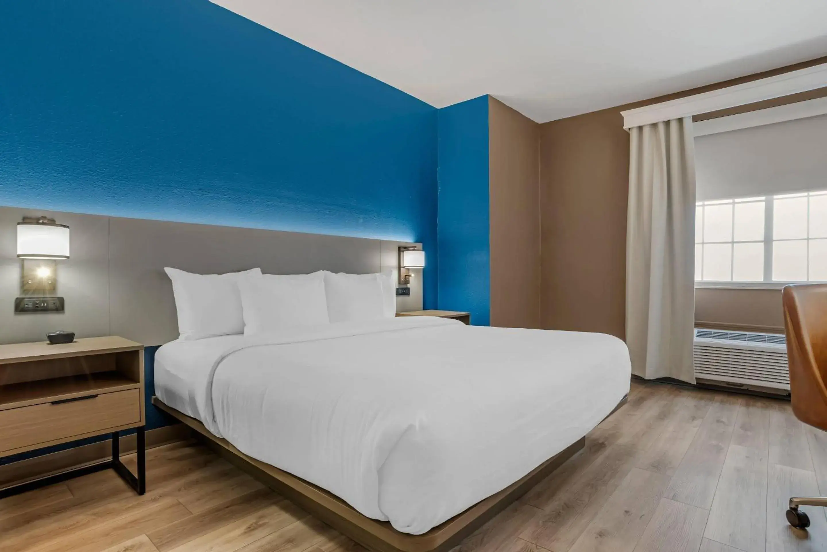 Bedroom, Bed in Comfort Suites Hattiesburg near University Bedroom, Bed in Comfort Suites Hattiesburg near University