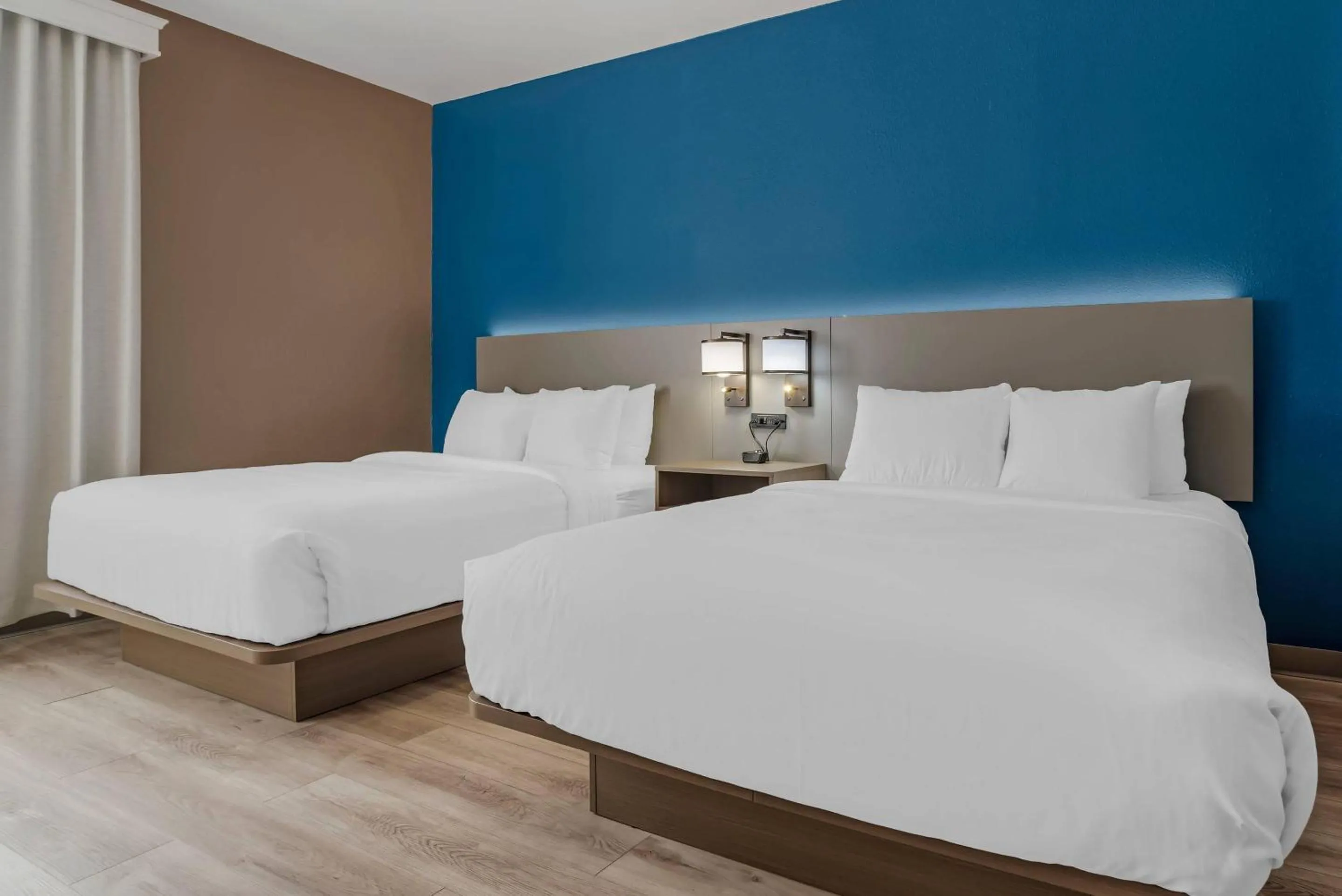 Bedroom, Bed in Comfort Suites Hattiesburg near University