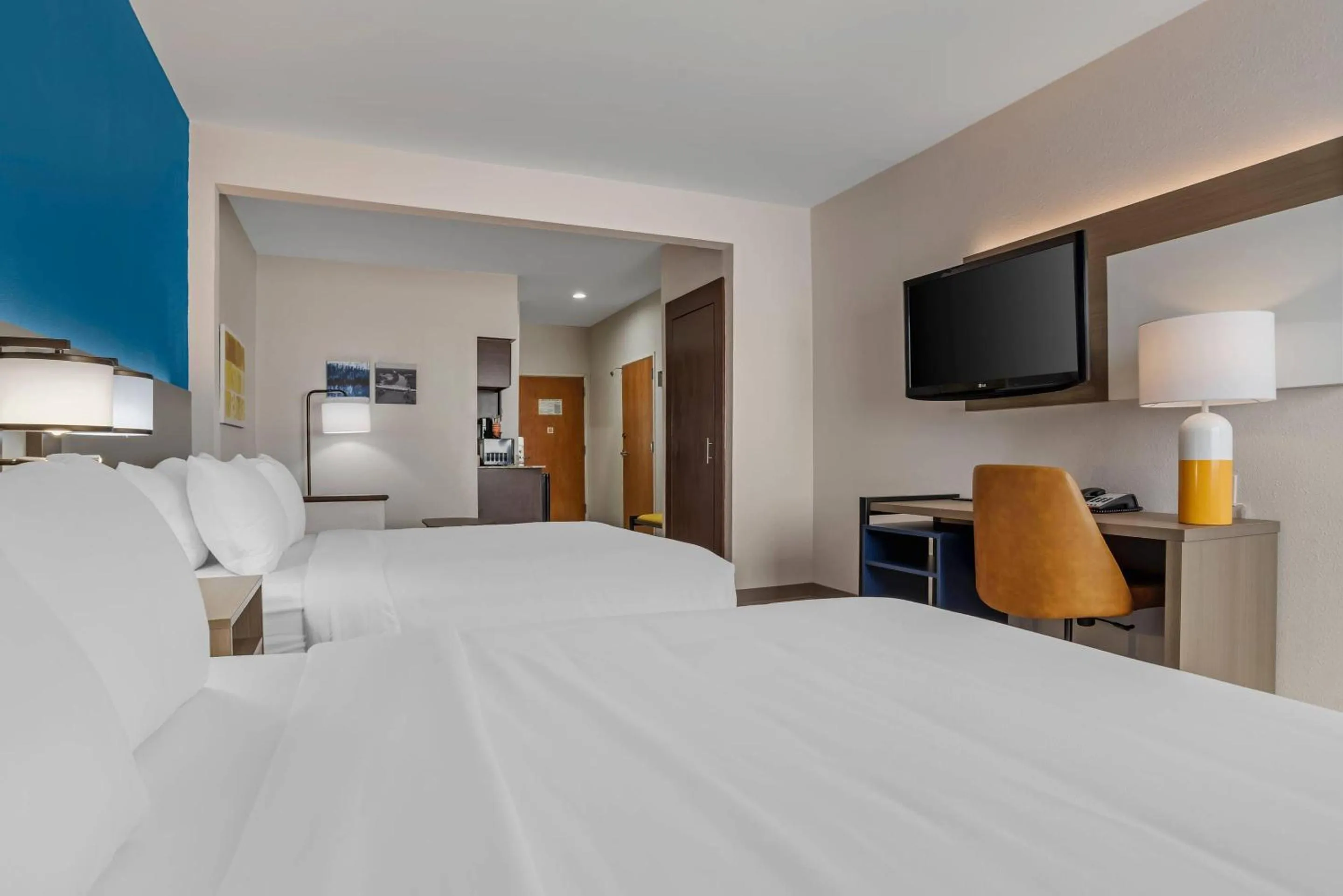 Bedroom, Bed in Comfort Suites Hattiesburg near University