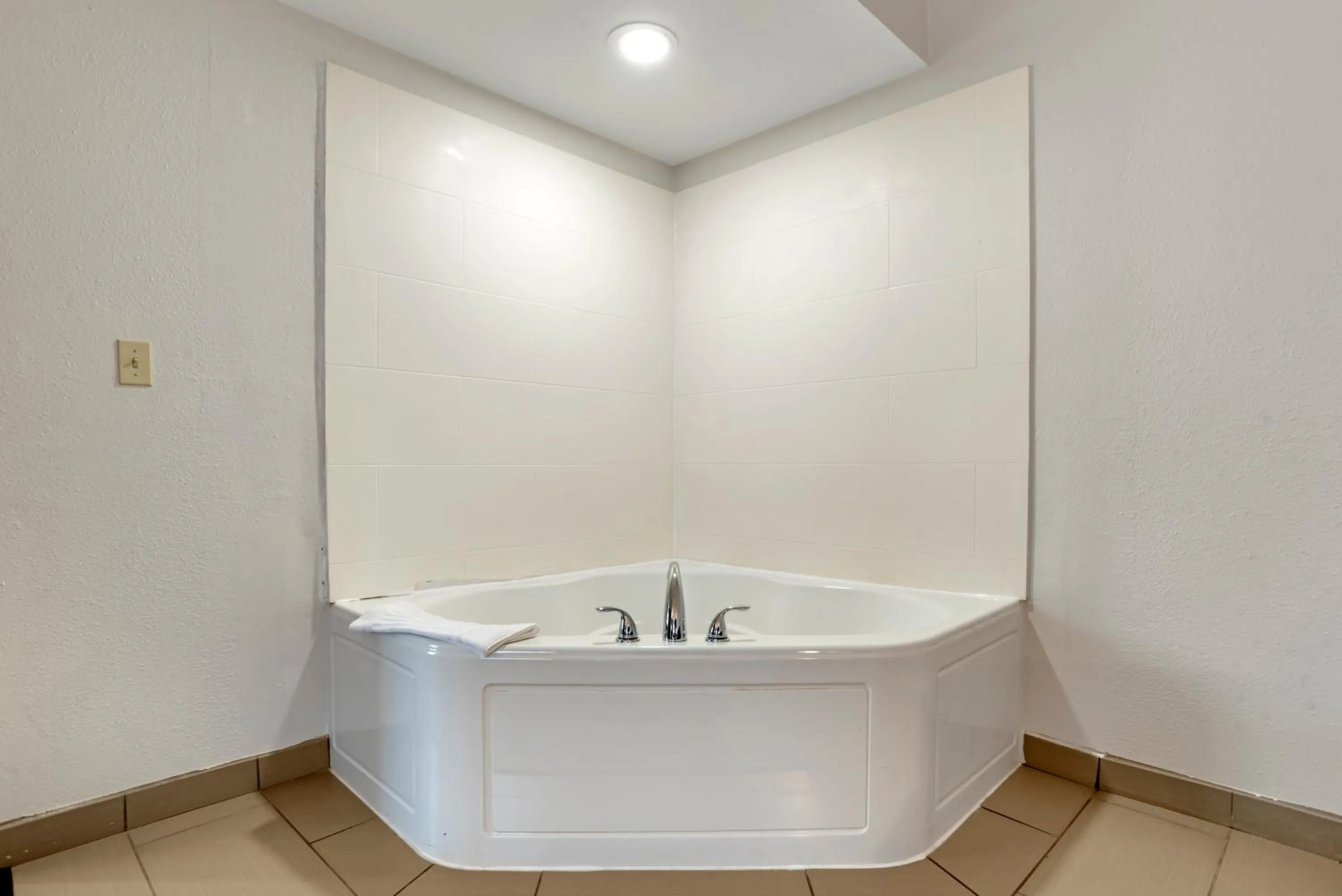 Bath in Comfort Suites Hattiesburg near University