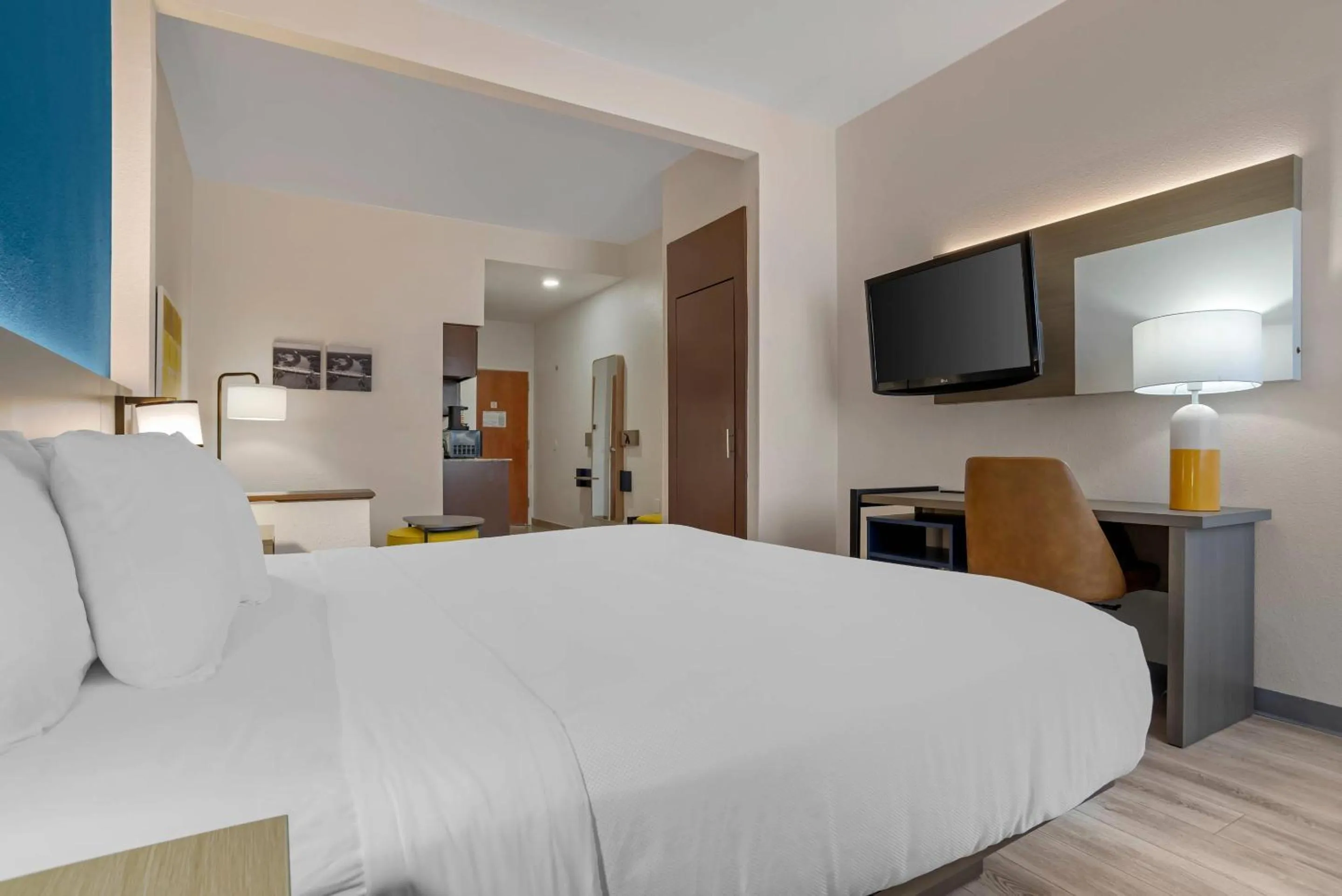 Bedroom, Bed in Comfort Suites Hattiesburg near University