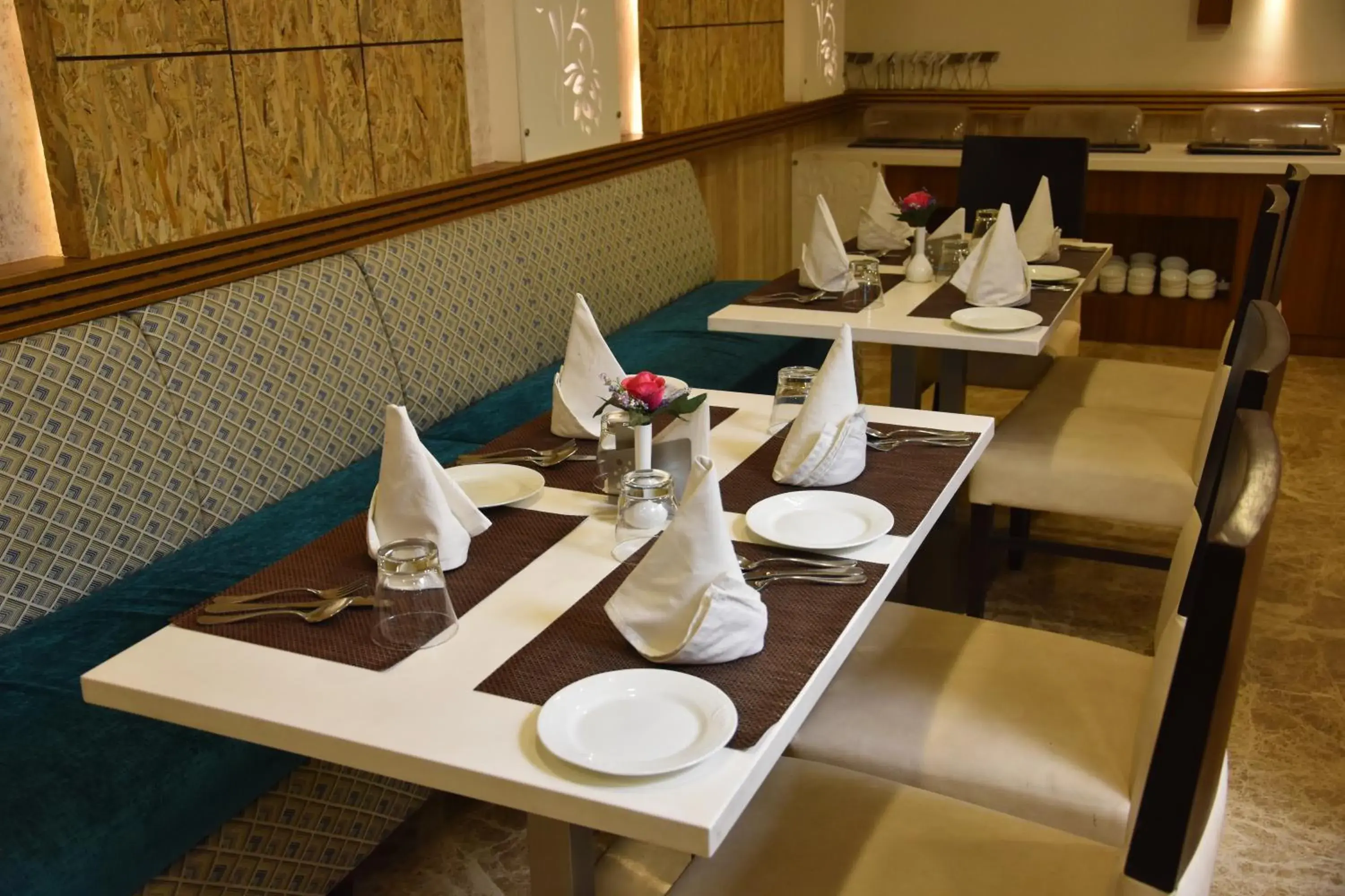 Restaurant/Places to Eat in Hotel Meadows Restaurant/Places to Eat in Hotel Meadows