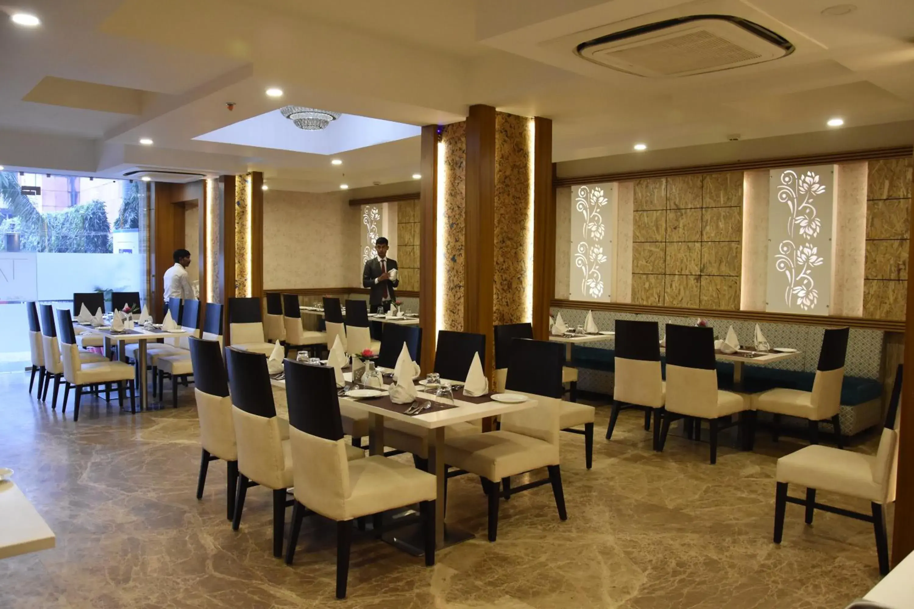 Restaurant/Places to Eat in Hotel Meadows Restaurant/Places to Eat in Hotel Meadows