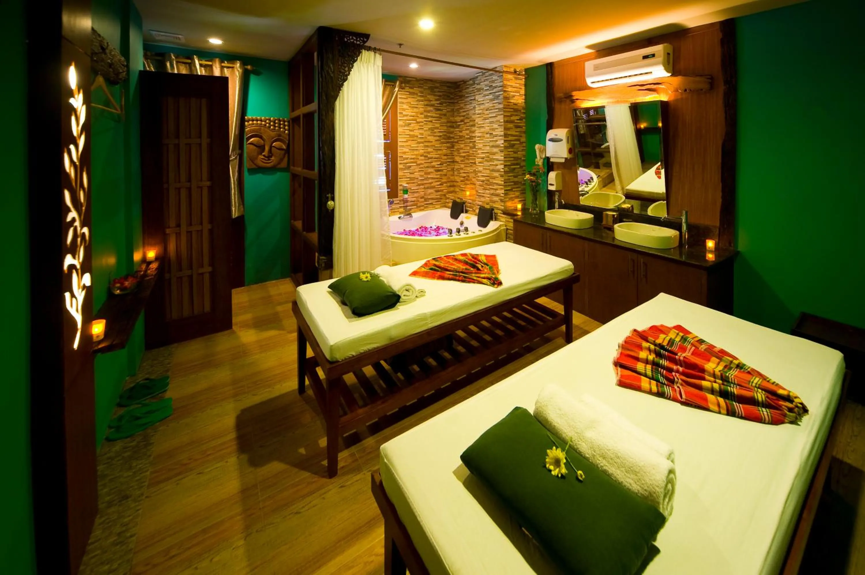 Hot Tub, Bed in Skinetics Wellness Center Boutique Hotel