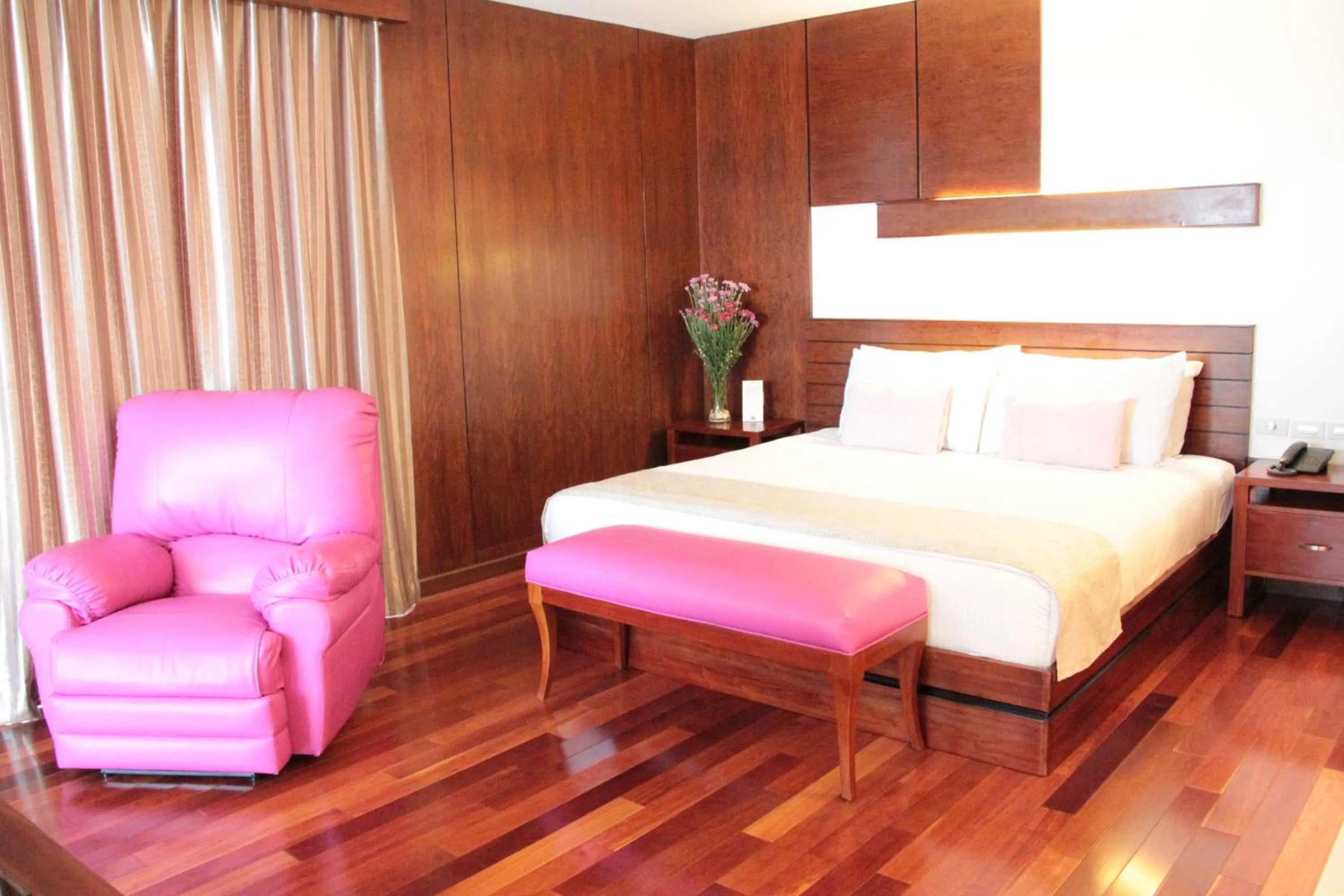 Bed in Skinetics Wellness Center Boutique Hotel