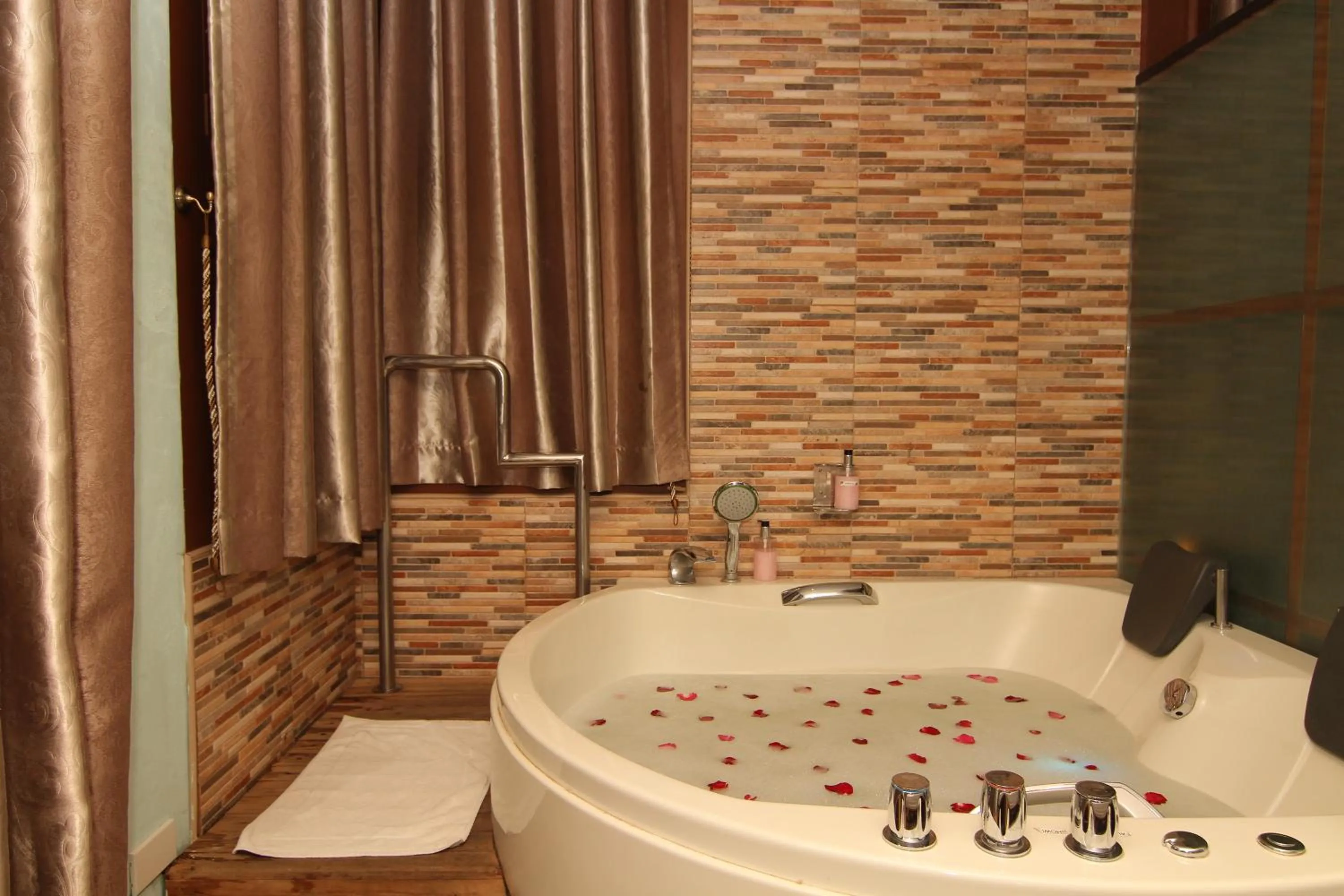 Hot Tub in Skinetics Wellness Center Boutique Hotel
