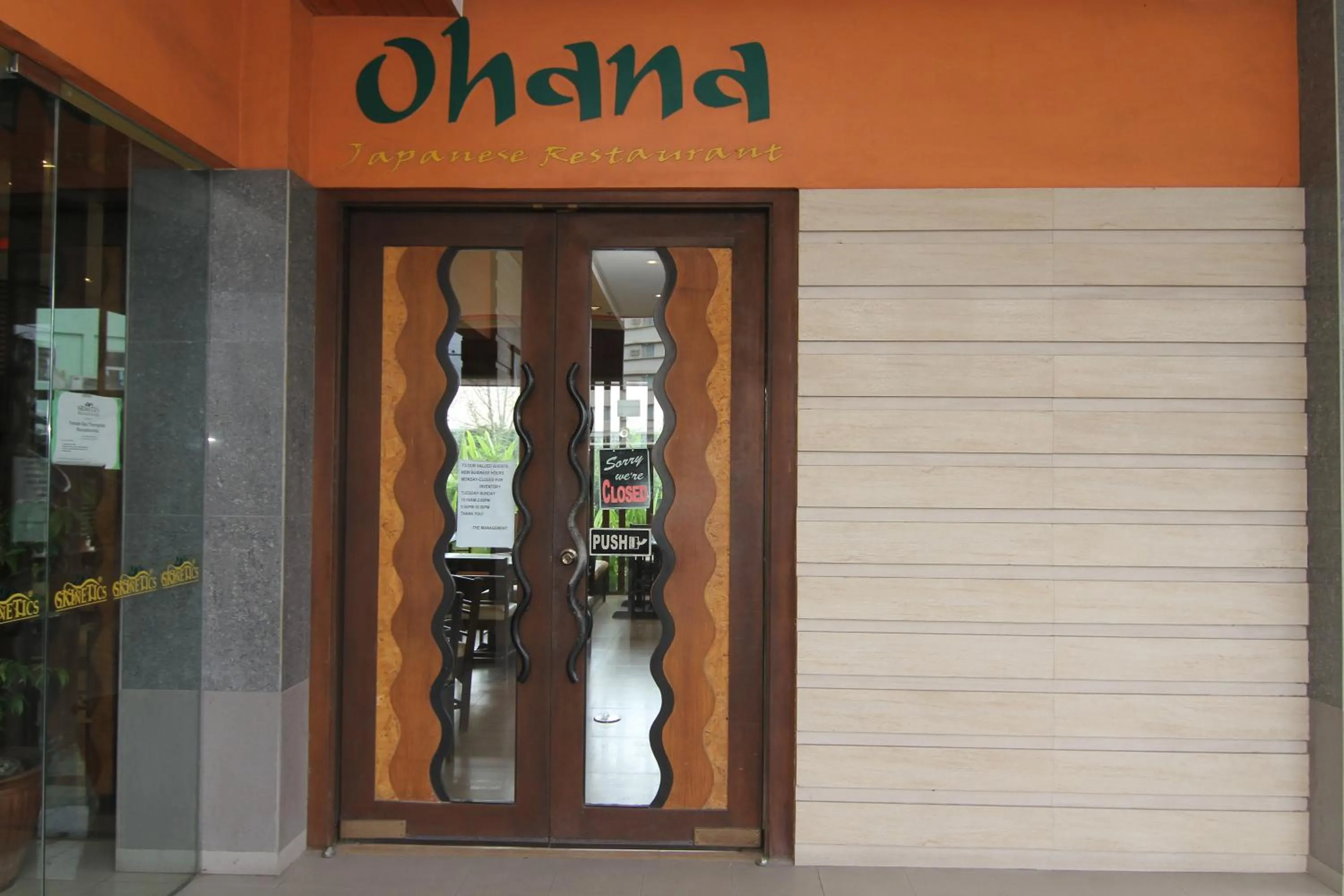 Restaurant/places to eat in Skinetics Wellness Center Boutique Hotel