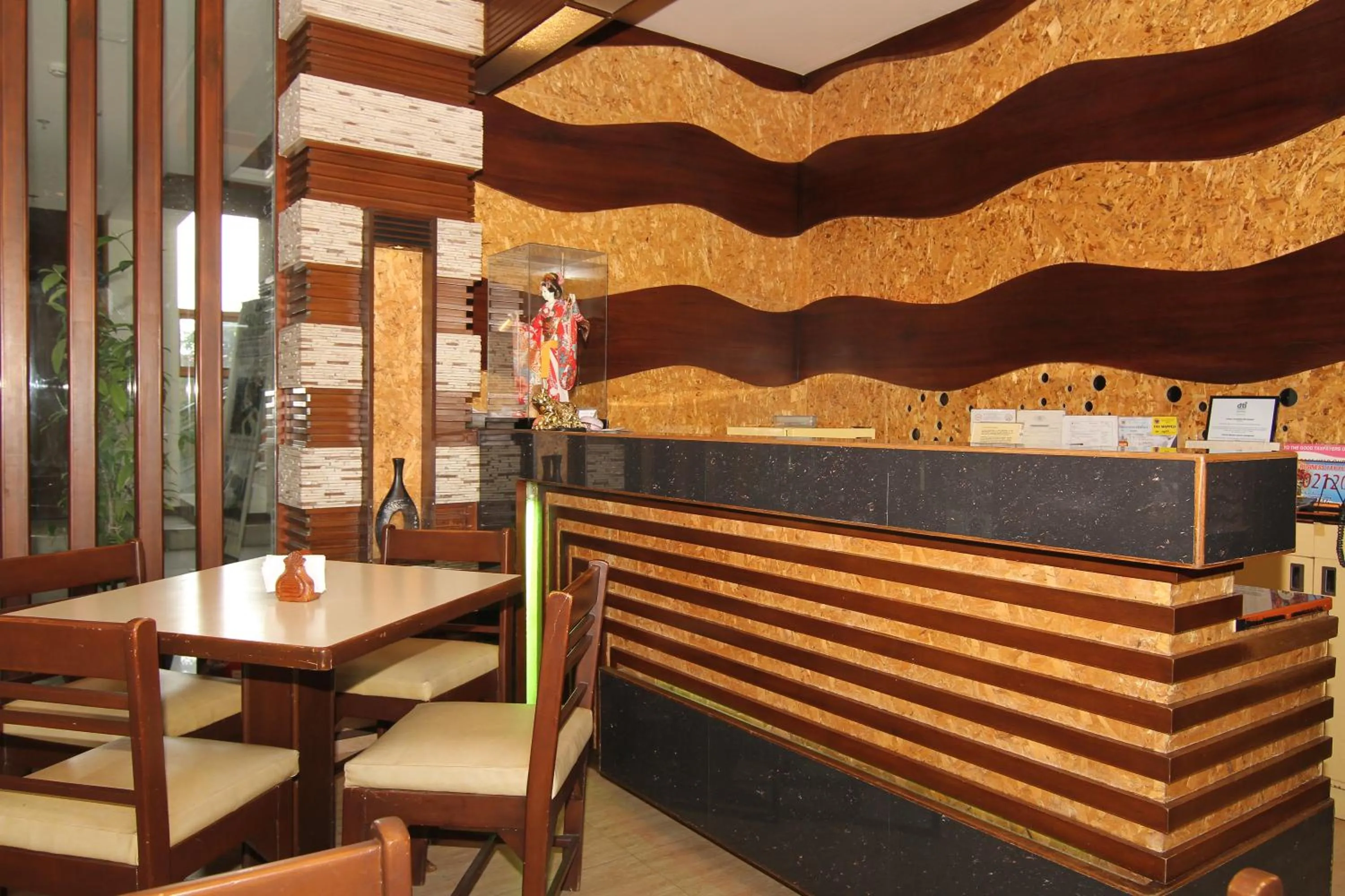Restaurant/places to eat in Skinetics Wellness Center Boutique Hotel