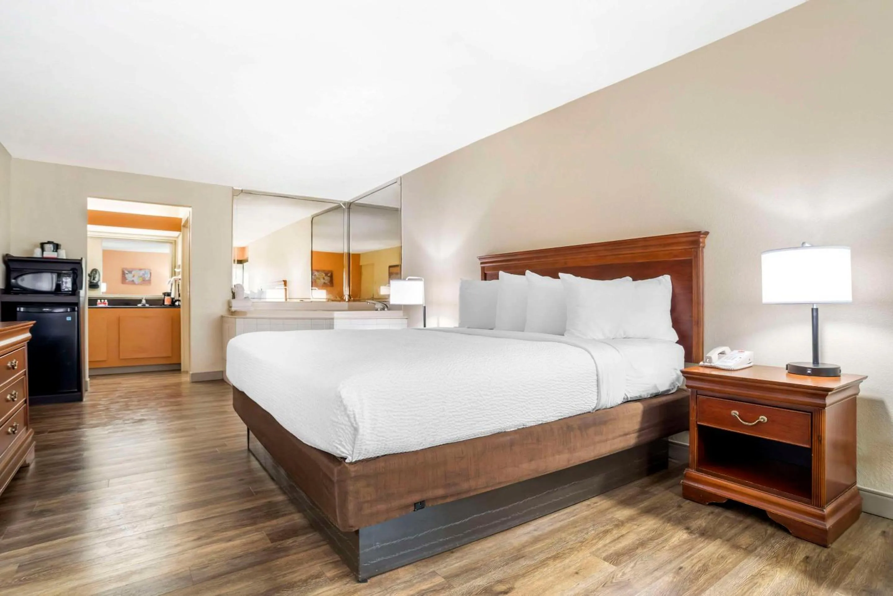 Bedroom, Bed in Econo Lodge Moss Point - Pascagoula