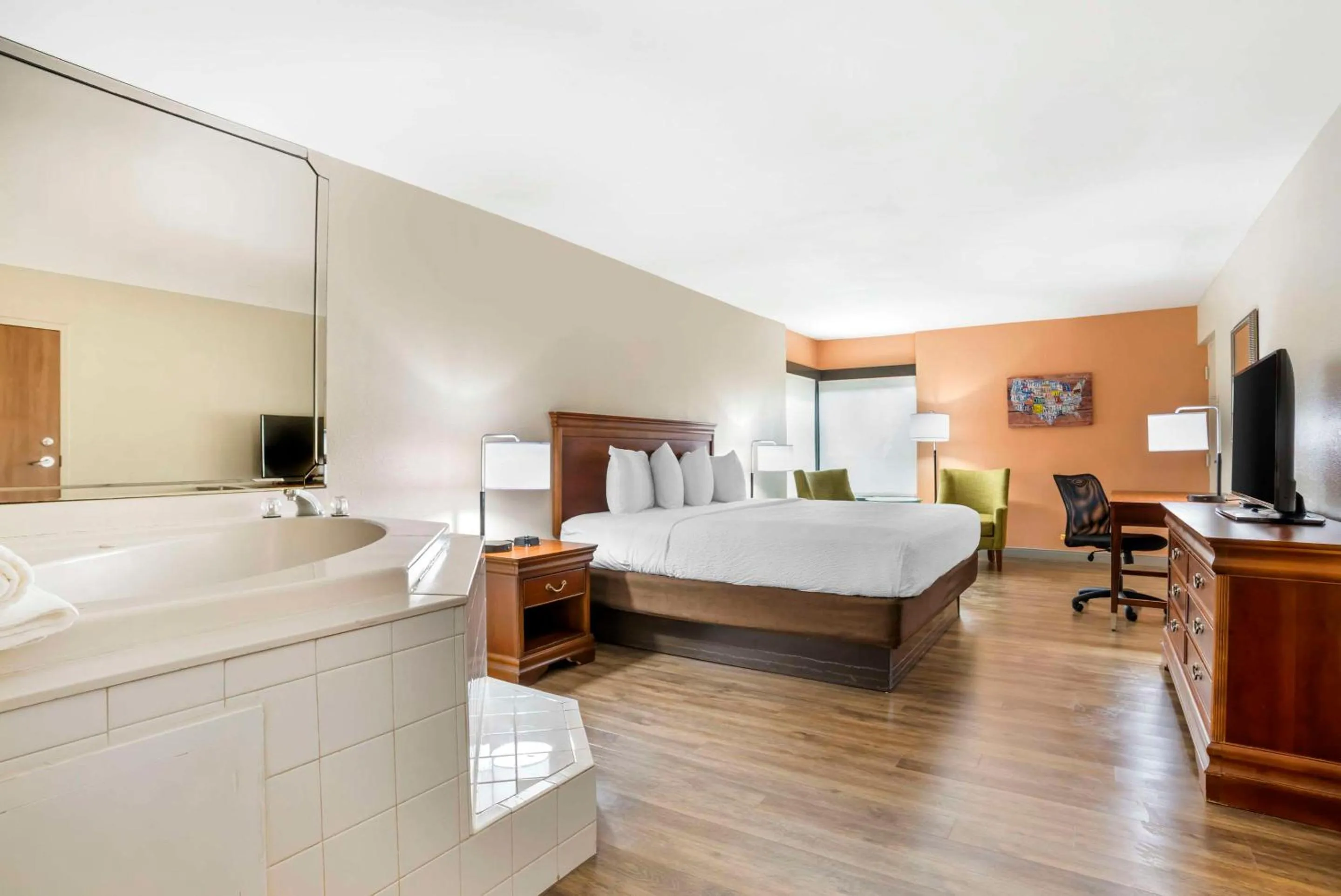 Bedroom, Bed in Econo Lodge Moss Point - Pascagoula