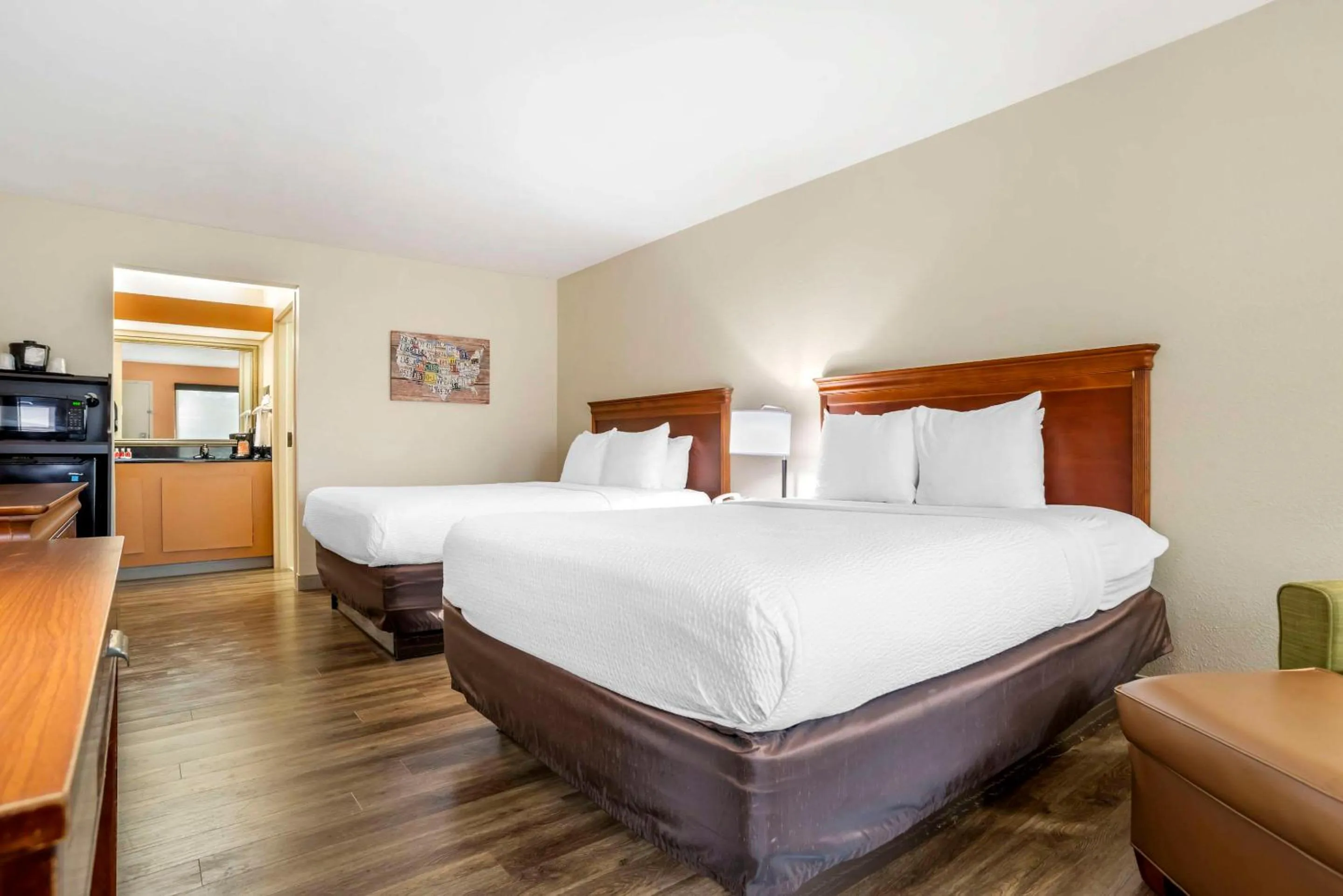 Bedroom, Bed in Econo Lodge Moss Point - Pascagoula