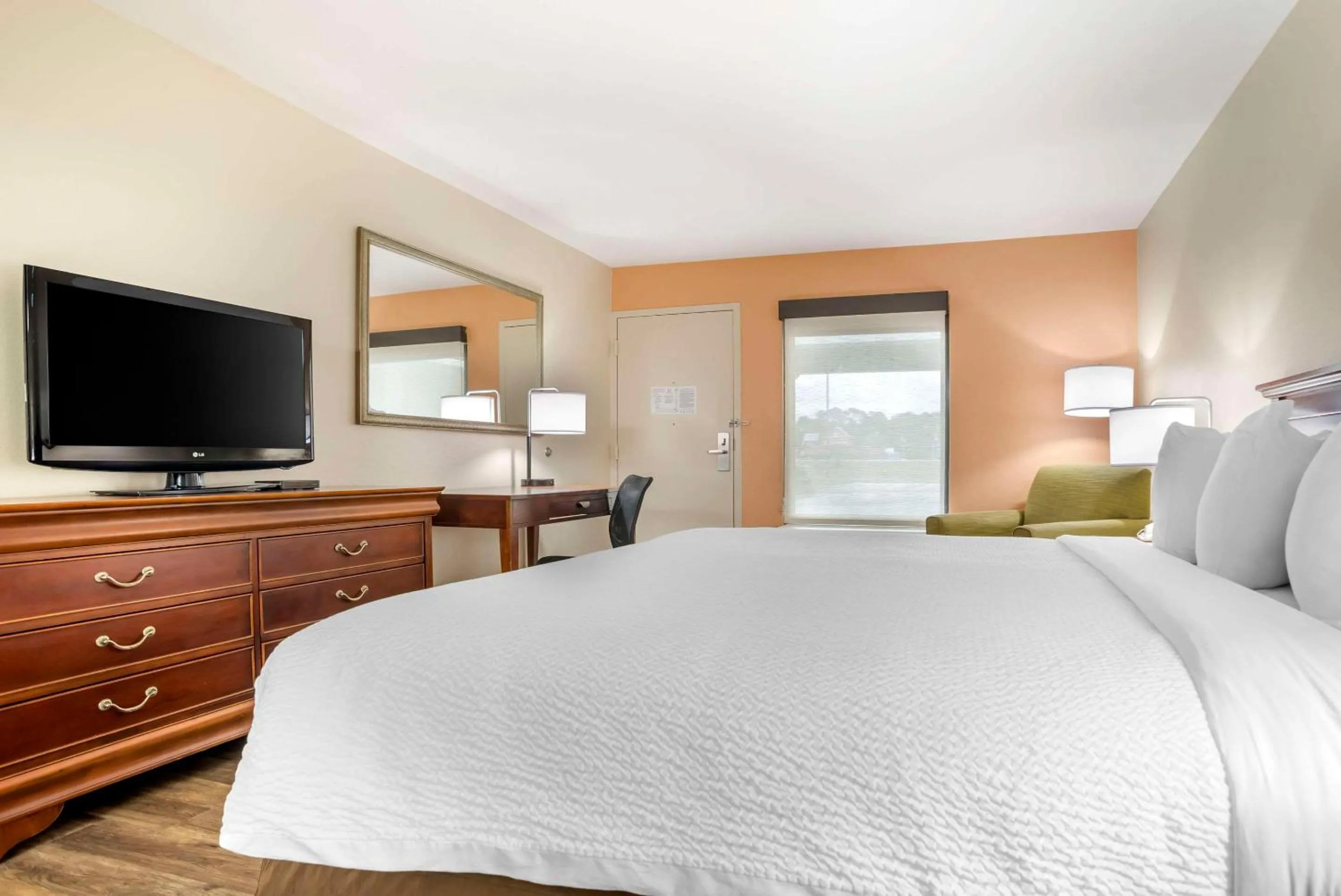 Bedroom, Bed in Econo Lodge Moss Point - Pascagoula