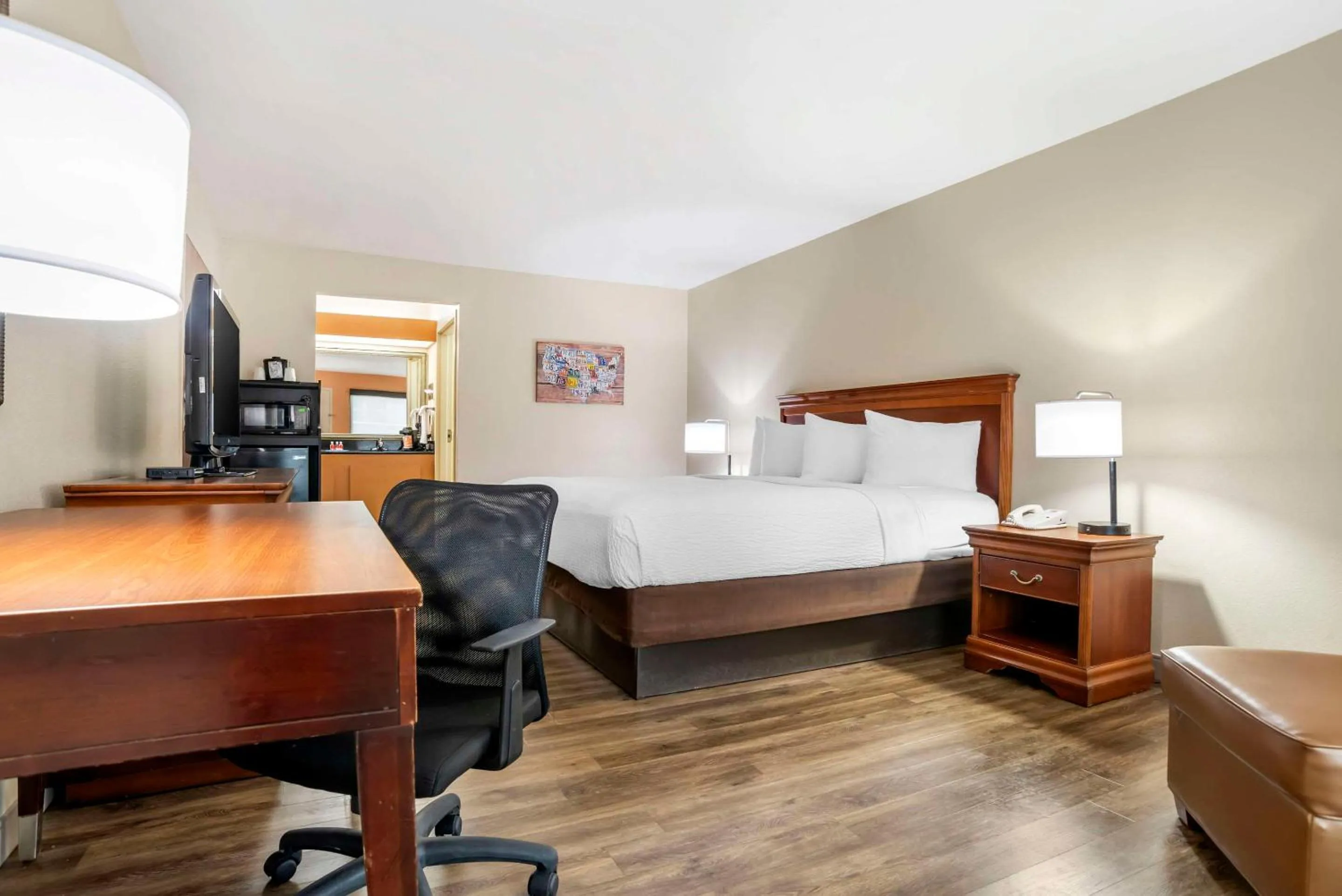 Bedroom, Bed in Econo Lodge Moss Point - Pascagoula