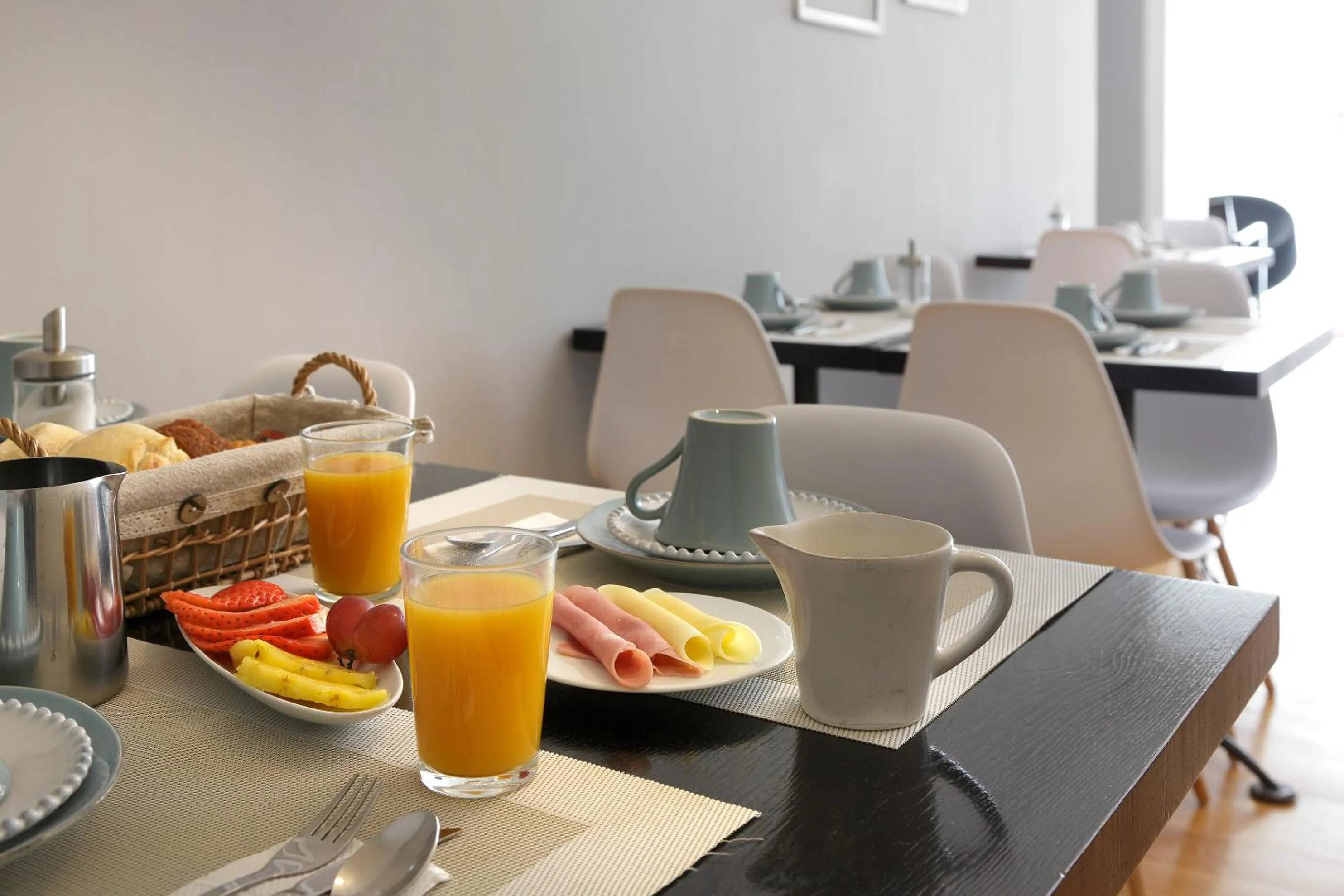 Restaurant/places to eat in Oporto House