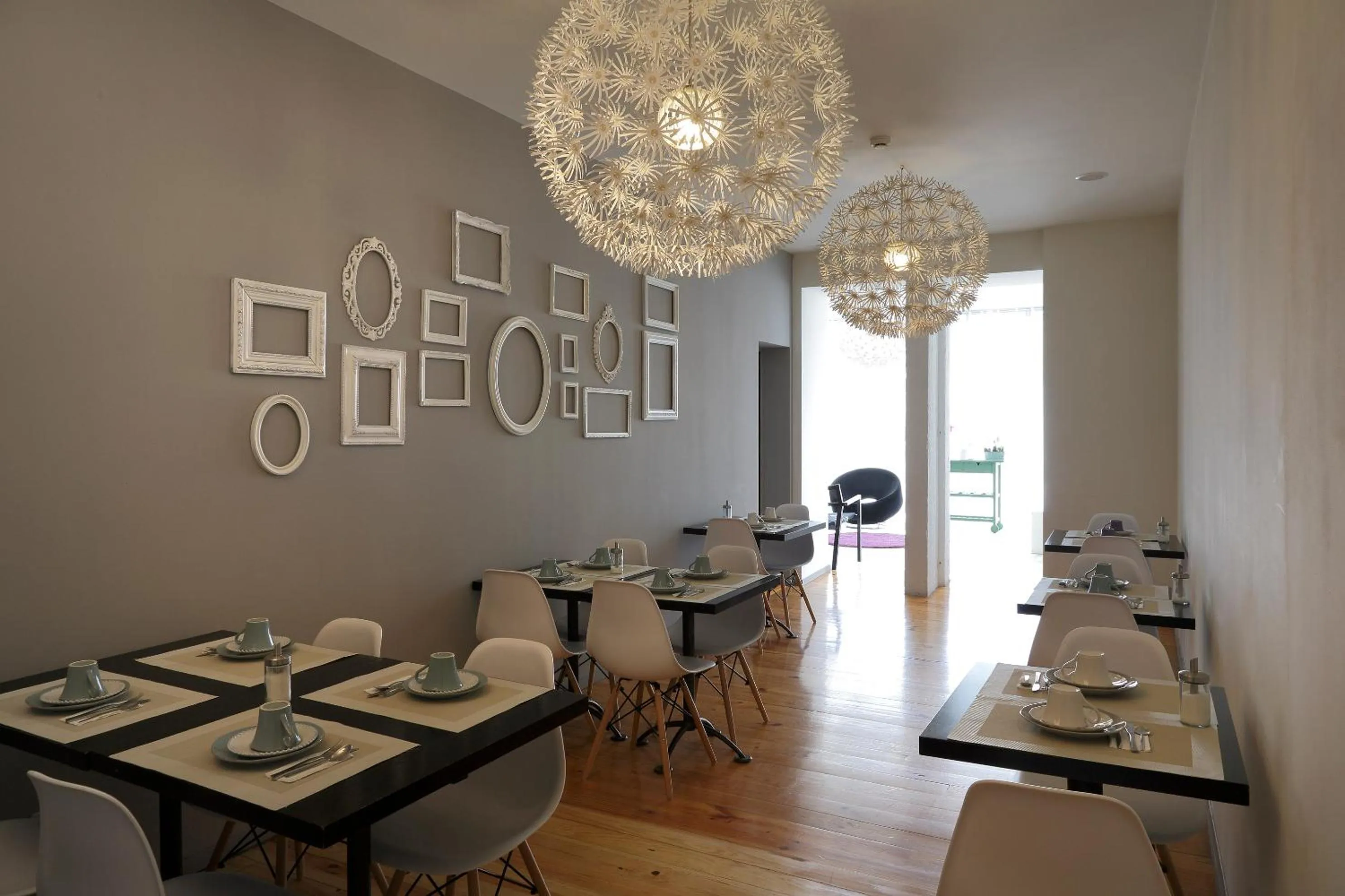 Restaurant/places to eat in Oporto House