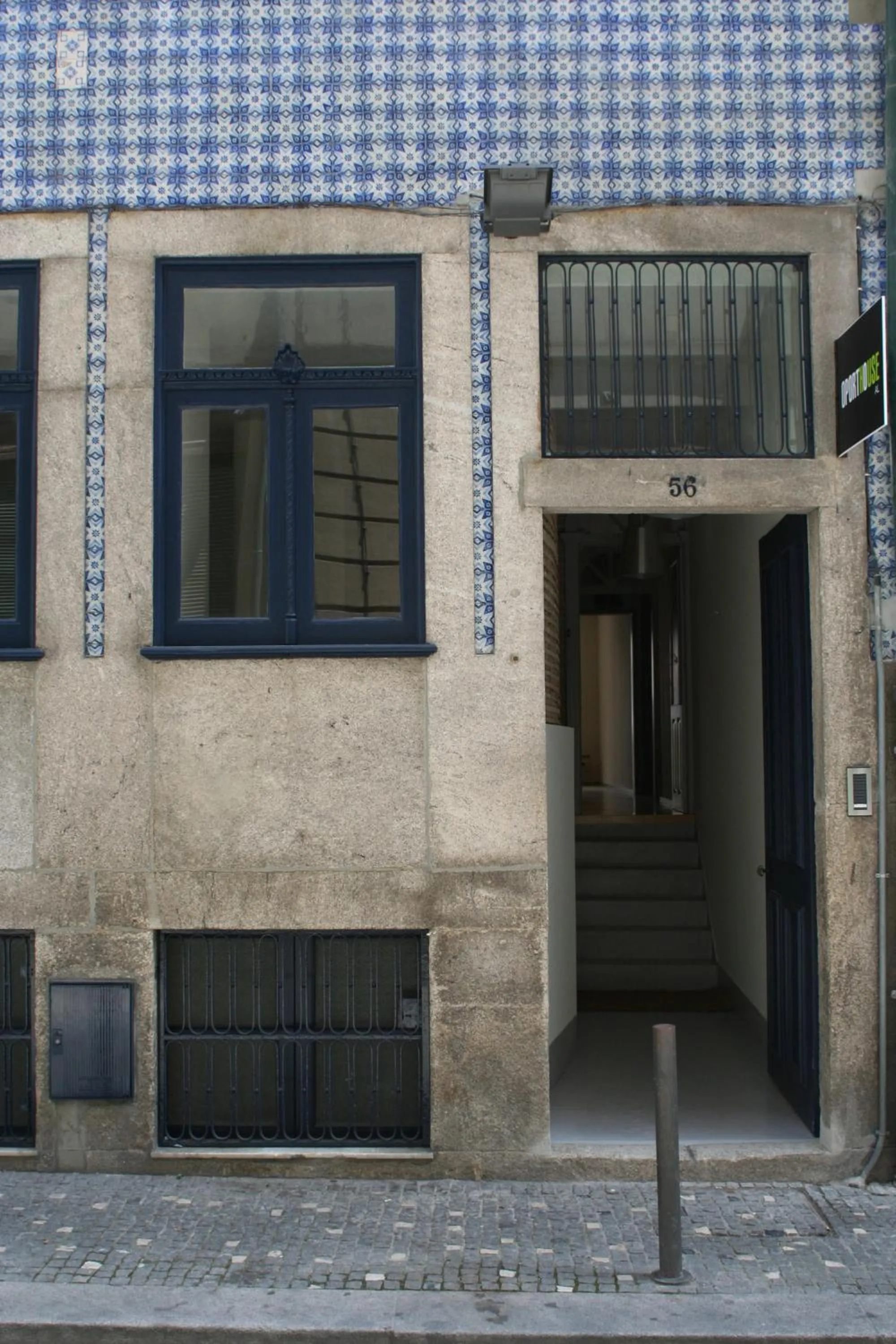 Facade/entrance in Oporto House