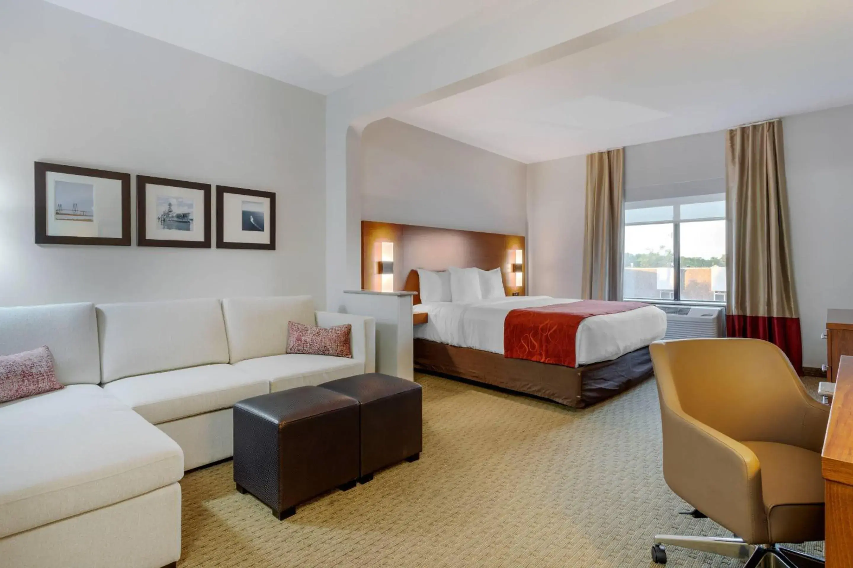 Bedroom, Bed in Comfort Suites La Porte - Baytown Bedroom, Bed in Comfort Suites La Porte - Baytown