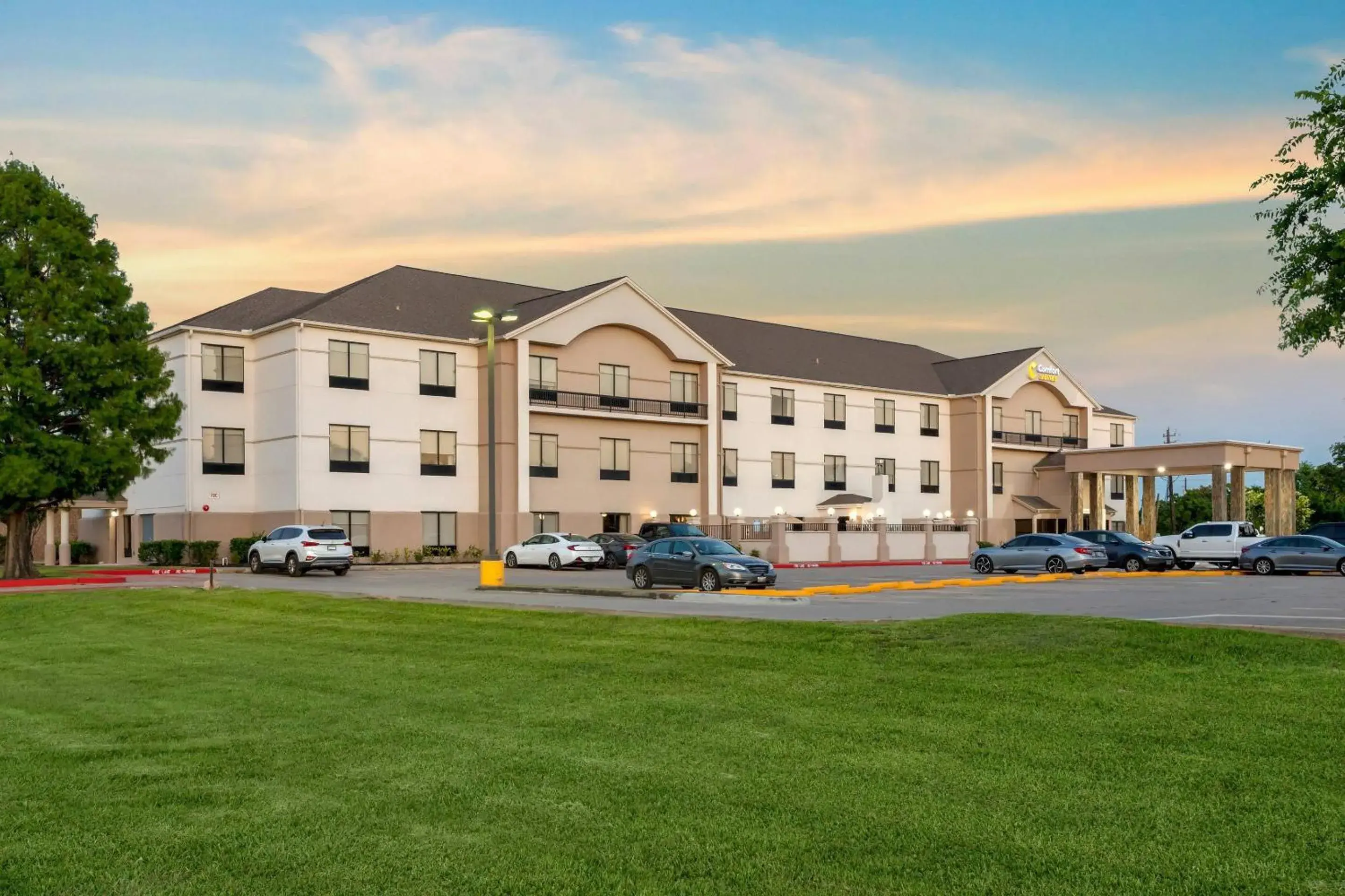 Property building in Comfort Suites La Porte - Baytown Property building in Comfort Suites La Porte - Baytown
