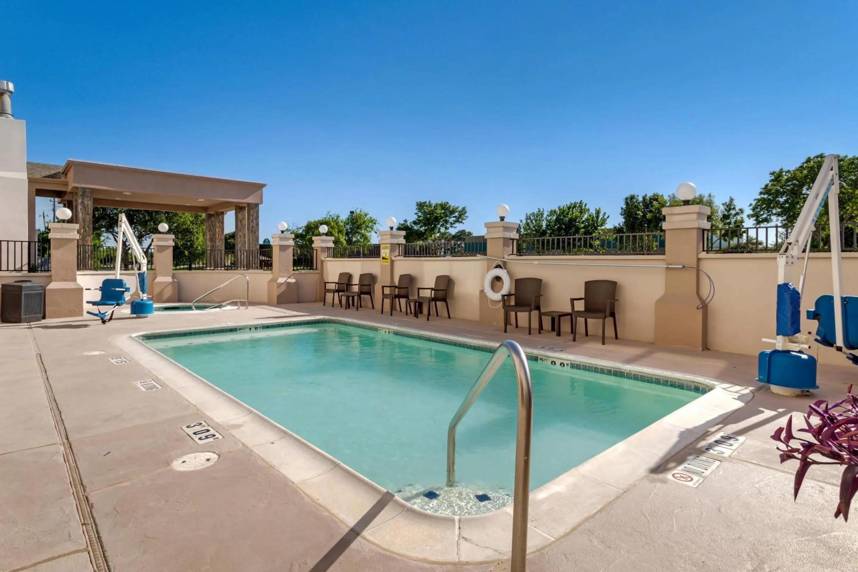 Swimming pool in Comfort Suites La Porte - Baytown