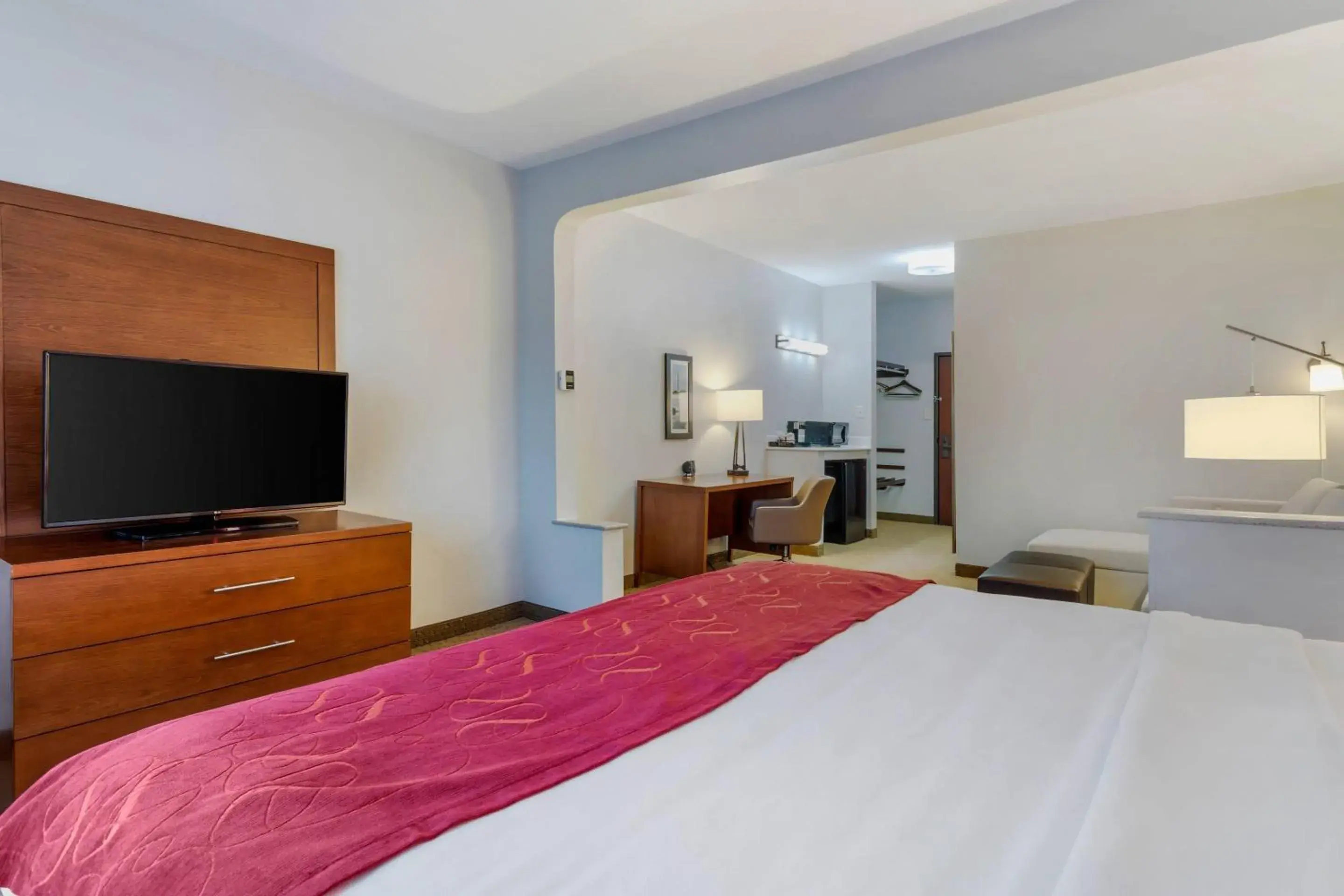 Bedroom, Bed in Comfort Suites La Porte - Baytown Bedroom, Bed in Comfort Suites La Porte - Baytown