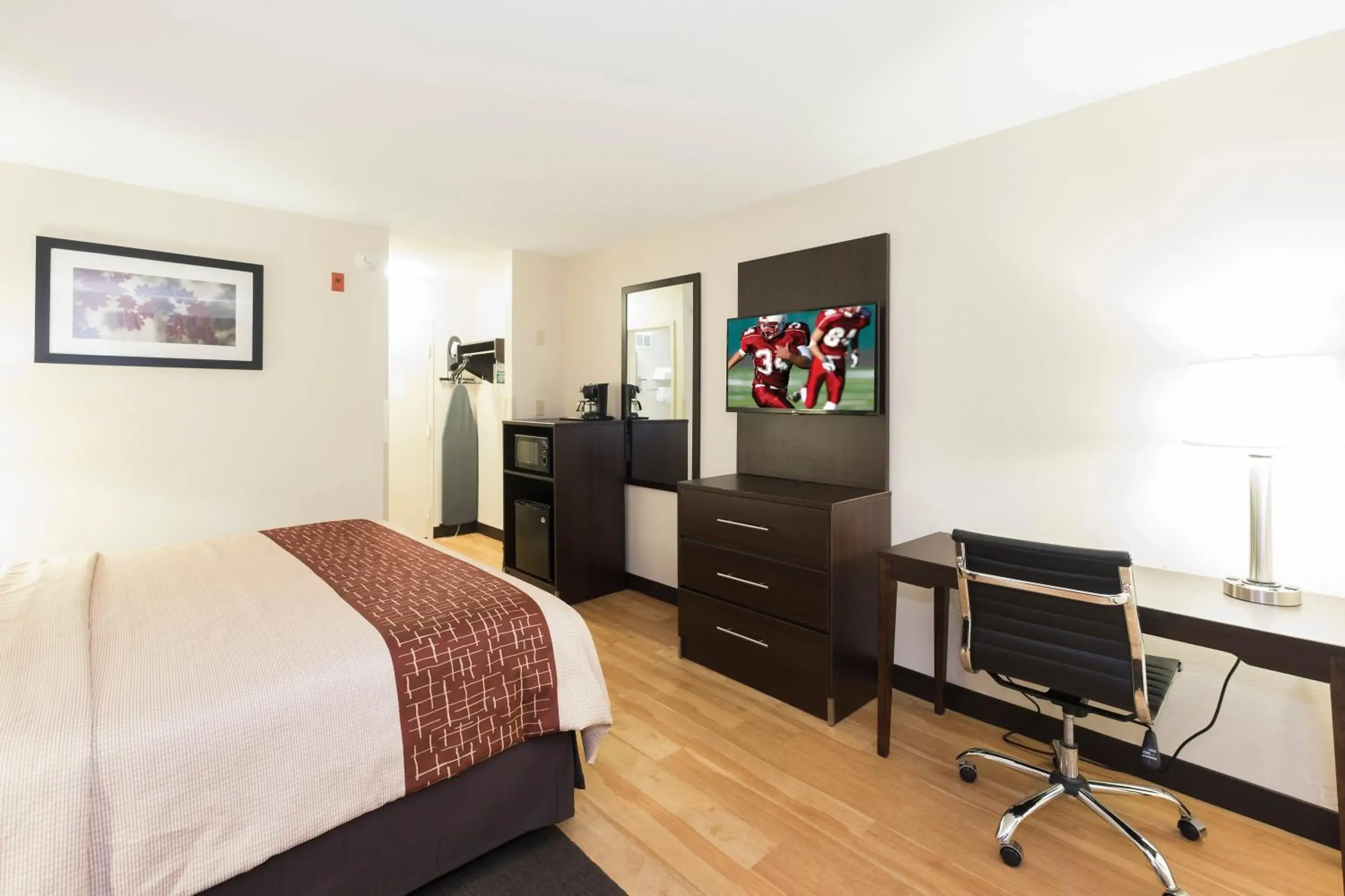 Bedroom, Bed in Red Roof Inn Columbus - Ohio State Fairgrounds Bedroom, Bed in Red Roof Inn Columbus - Ohio State Fairgrounds