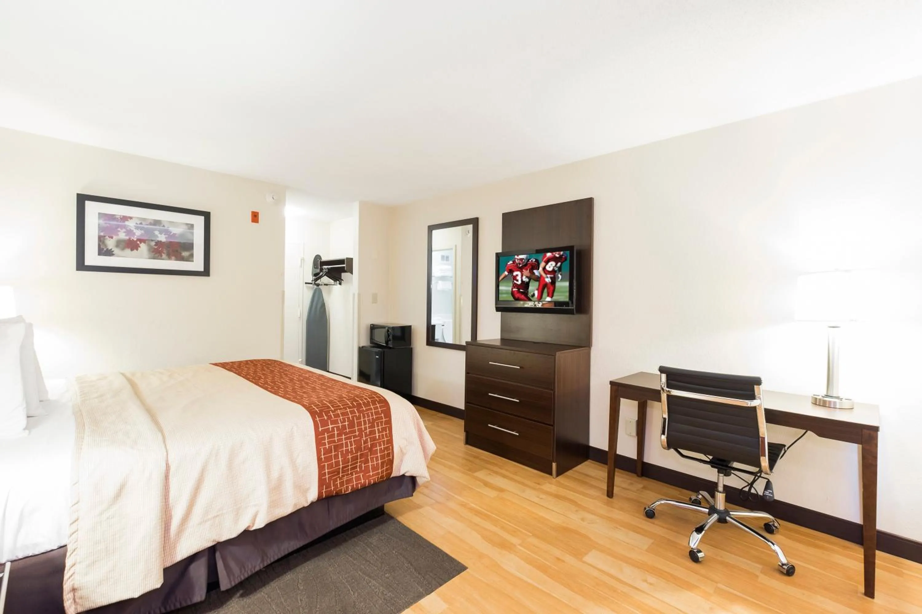Photo of the whole room, Bed in Red Roof Inn Columbus - Ohio State Fairgrounds