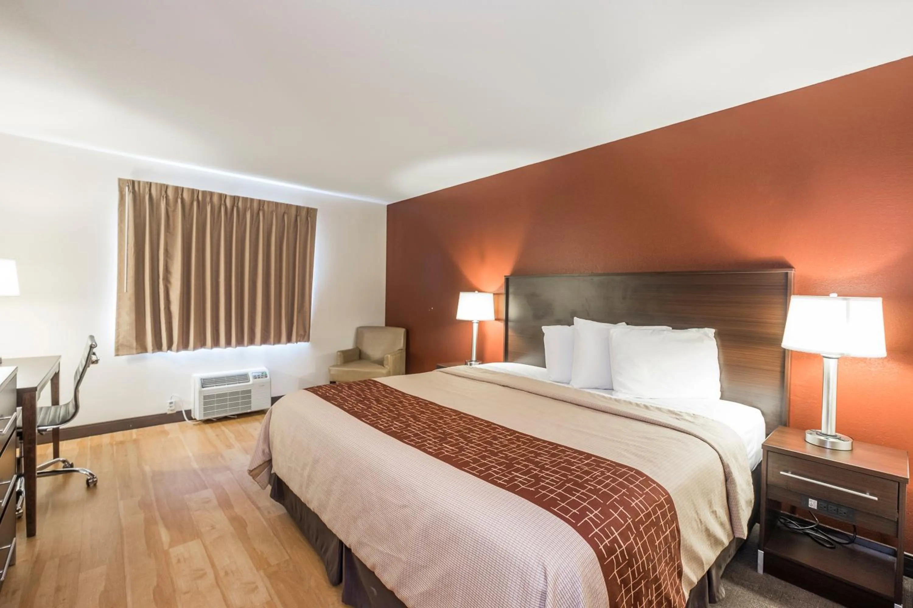 Bedroom, Bed in Red Roof Inn Columbus - Ohio State Fairgrounds