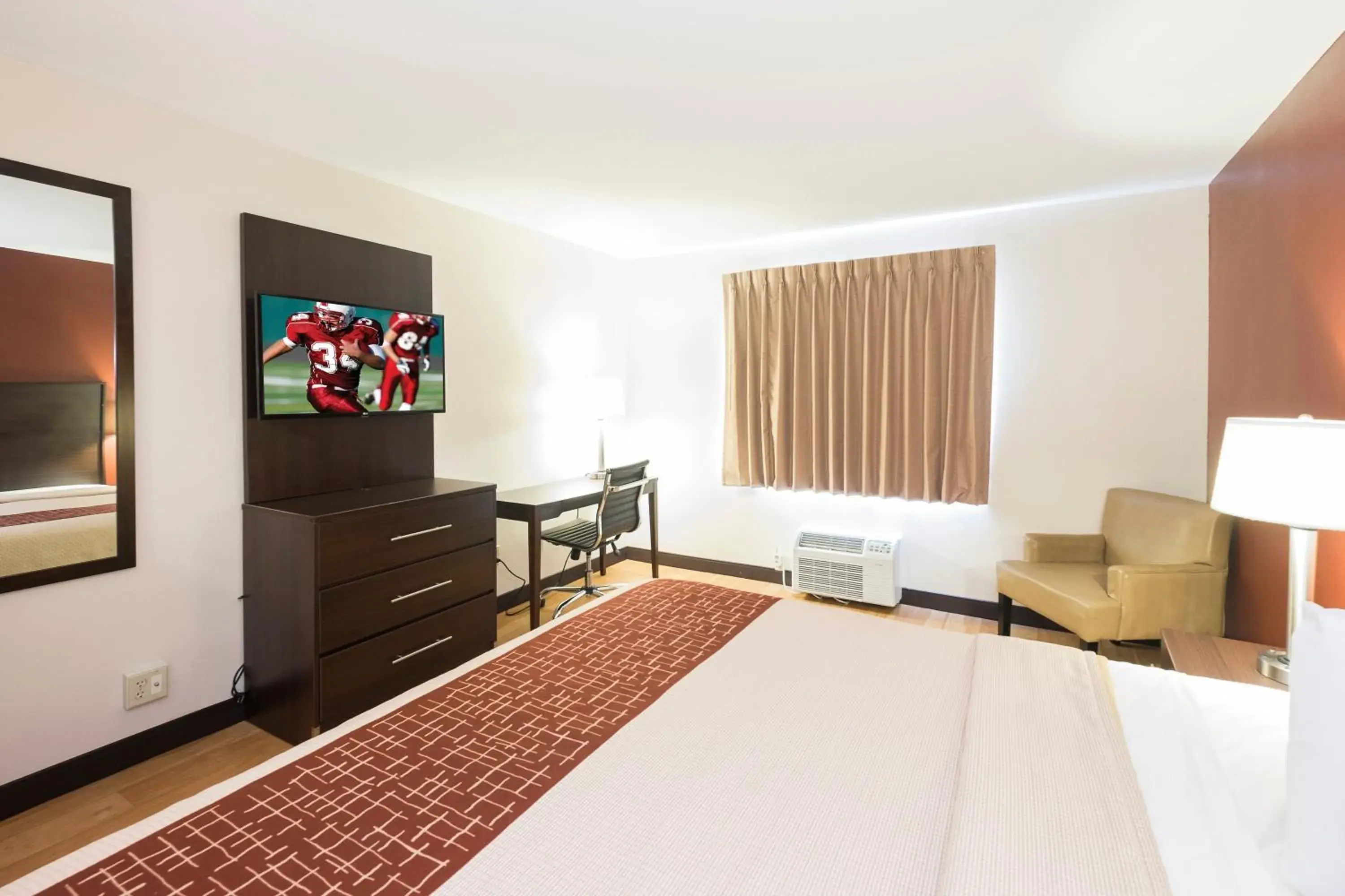 Bedroom, Bed in Red Roof Inn Columbus - Ohio State Fairgrounds Bedroom, Bed in Red Roof Inn Columbus - Ohio State Fairgrounds