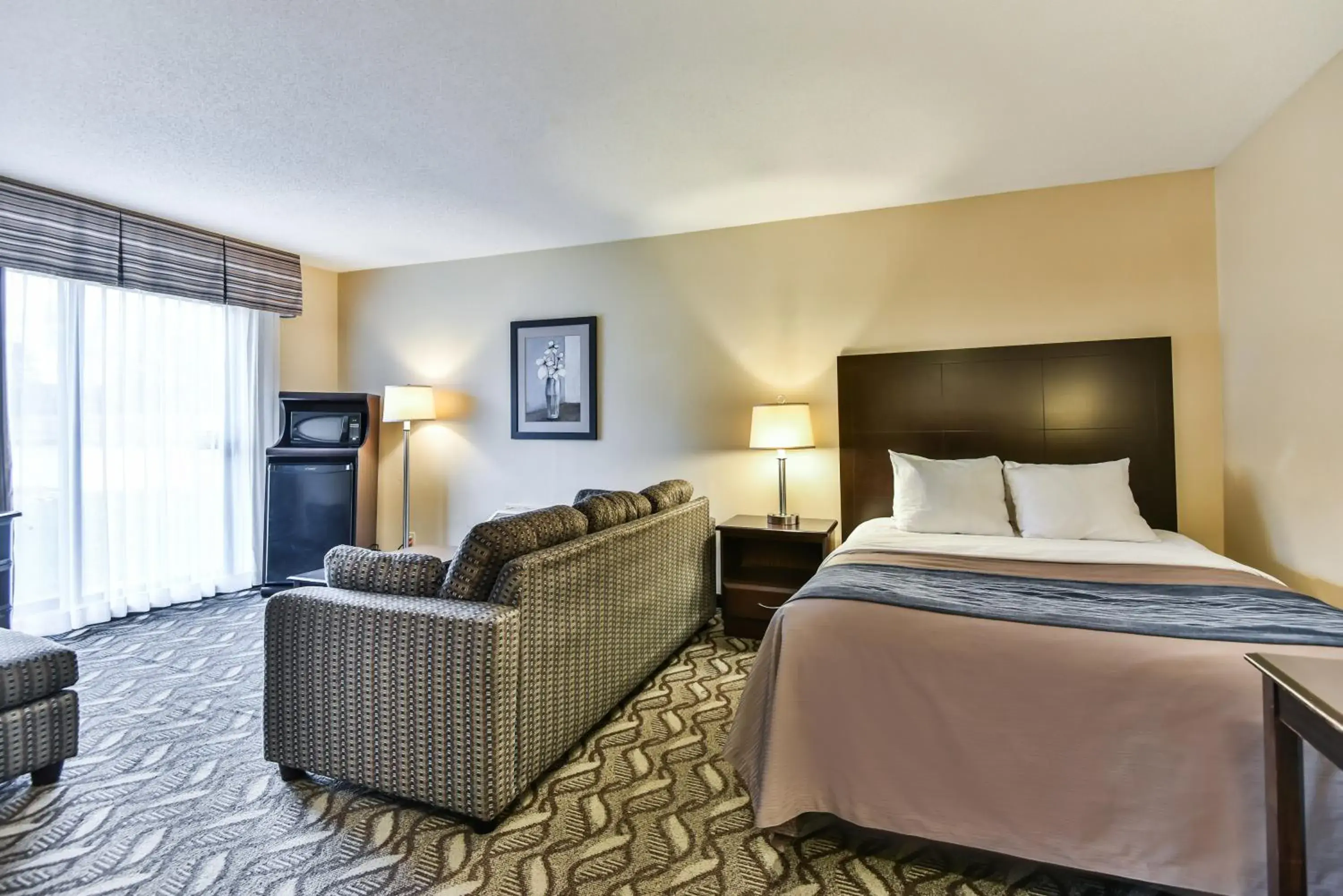 Bed in Comfort Inn & Suites Ambassador Bridge Bed in Comfort Inn & Suites Ambassador Bridge
