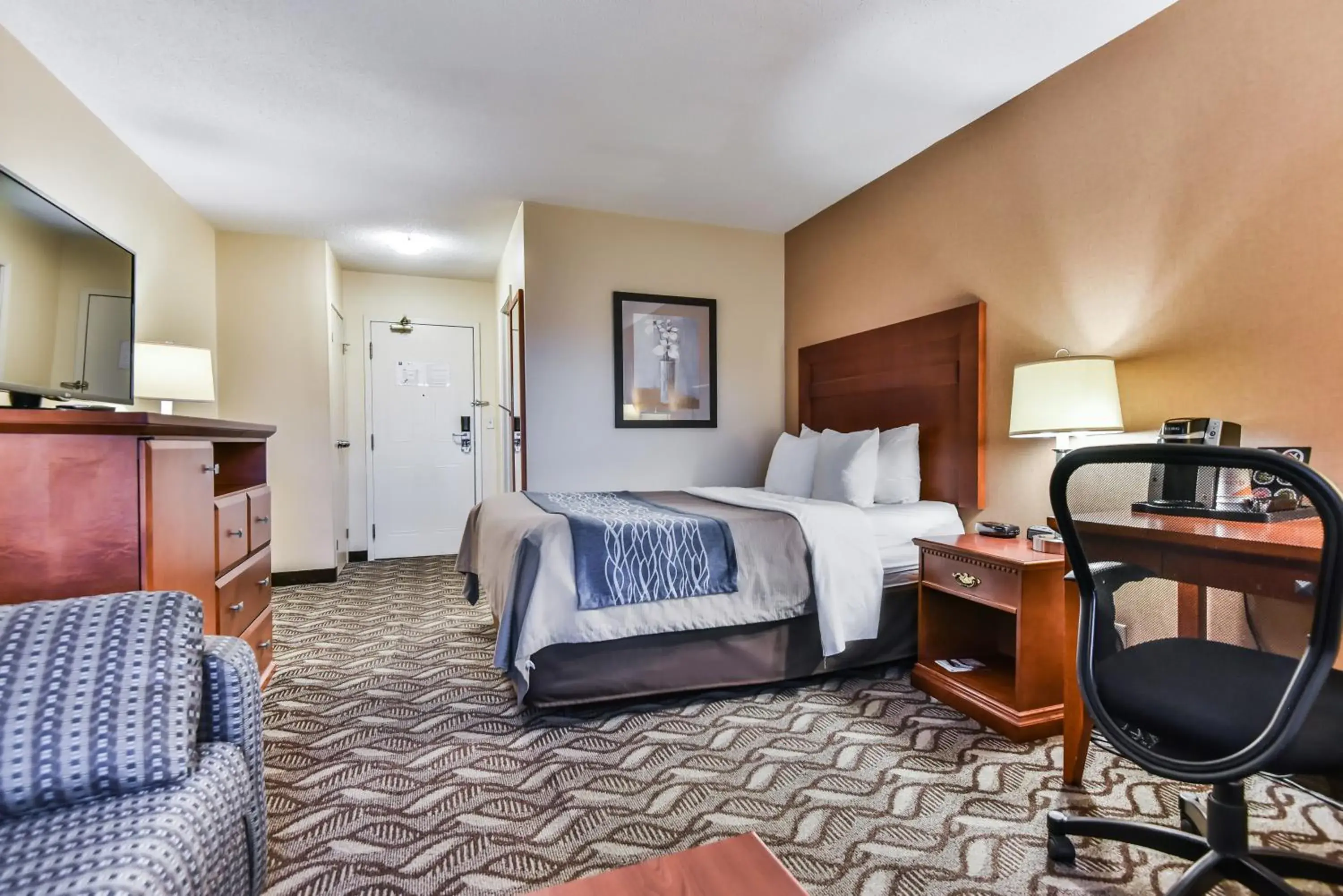Bed in Comfort Inn & Suites Ambassador Bridge Bed in Comfort Inn & Suites Ambassador Bridge