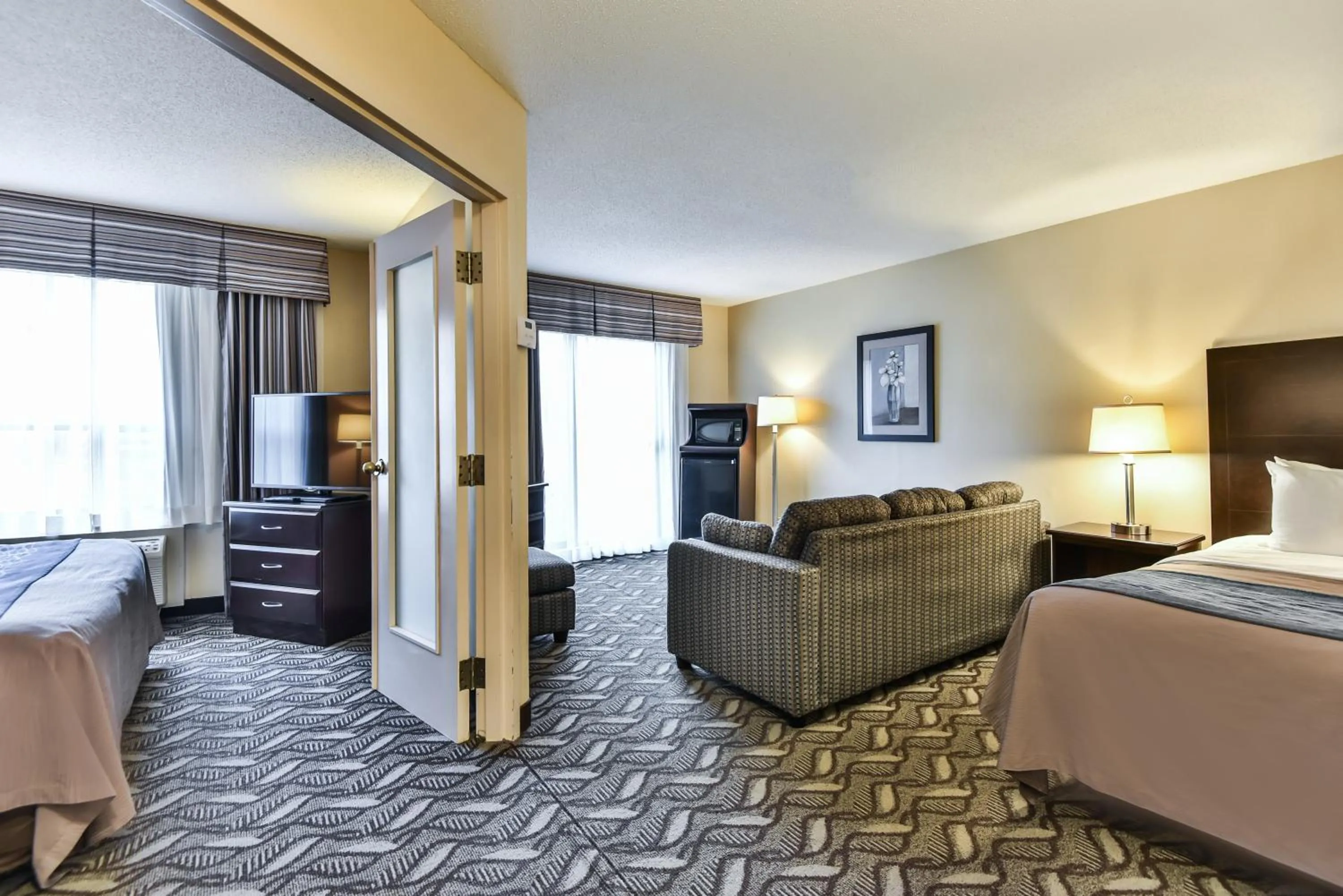 Bed in Comfort Inn & Suites Ambassador Bridge