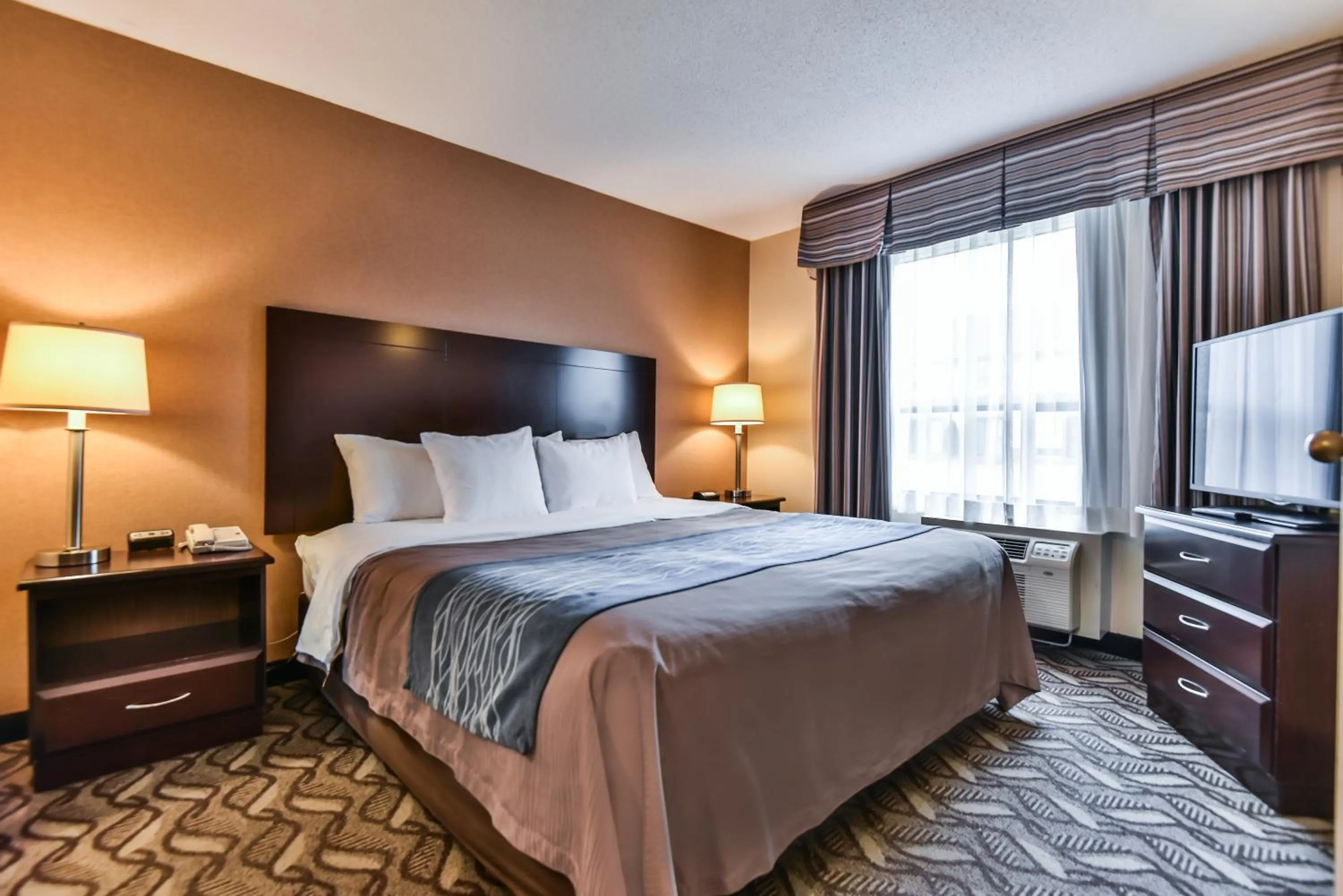 Bed in Comfort Inn & Suites Ambassador Bridge