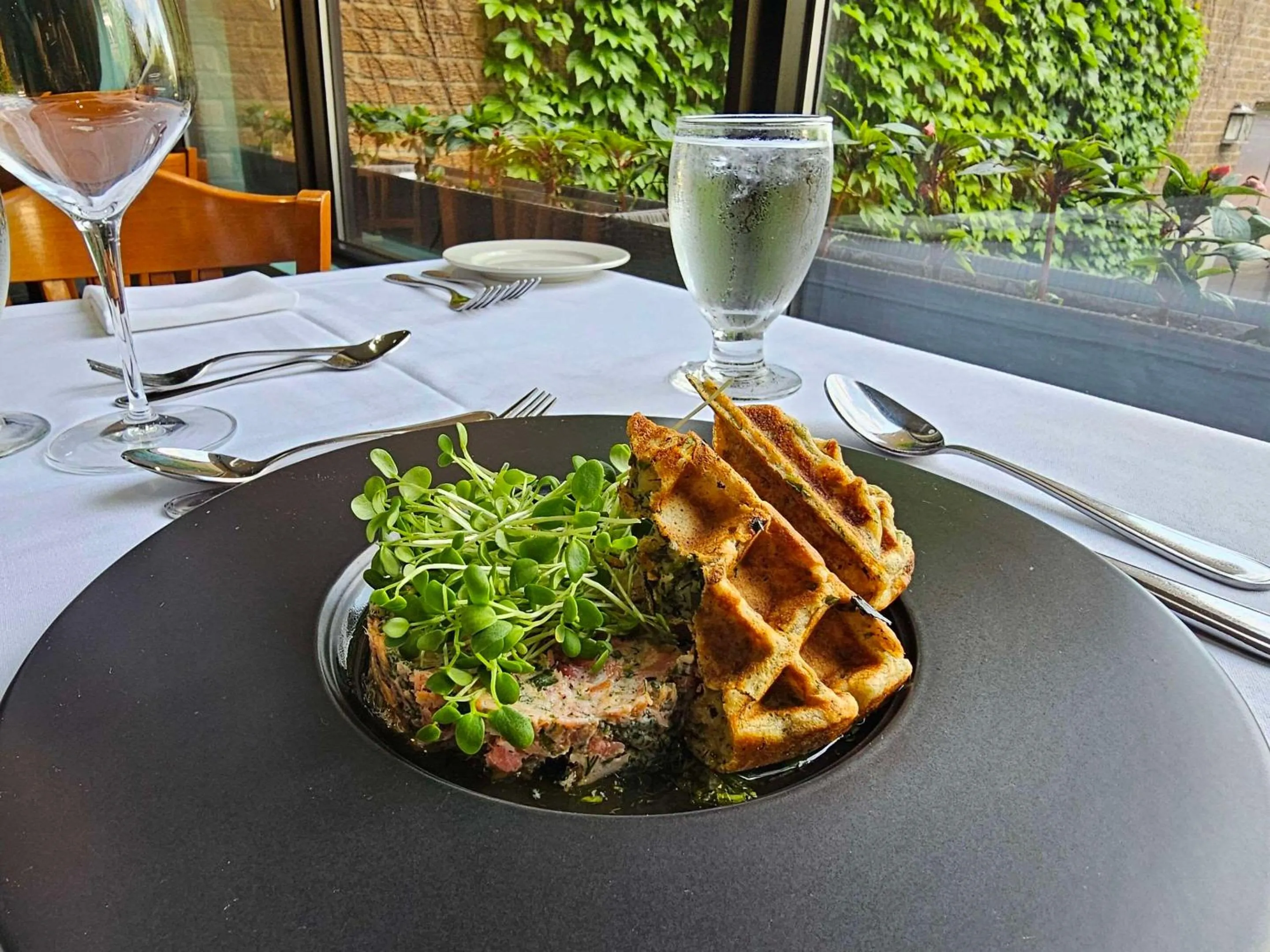 Restaurant/places to eat in Hotel Le Victorin, an Ascend Hotel Collection Member