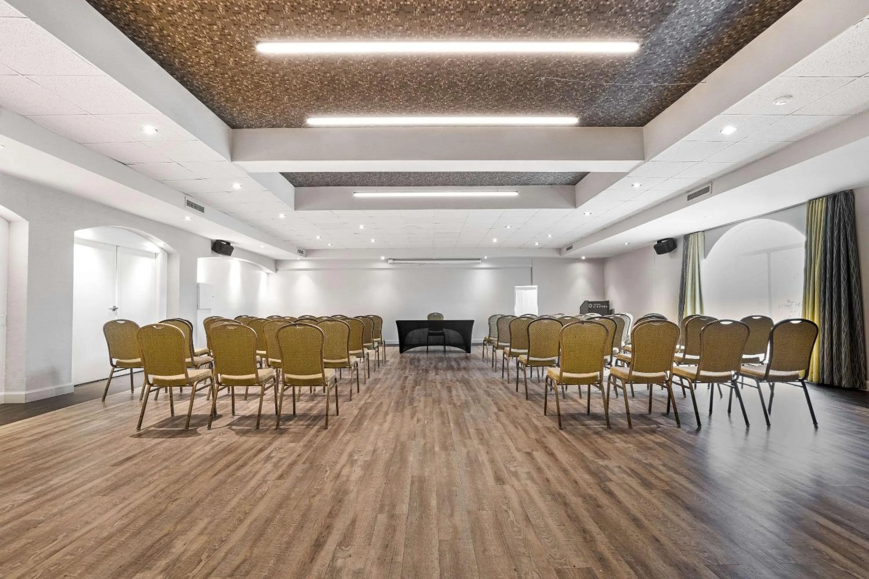 Meeting/conference room in Hotel Le Victorin, an Ascend Hotel Collection Member