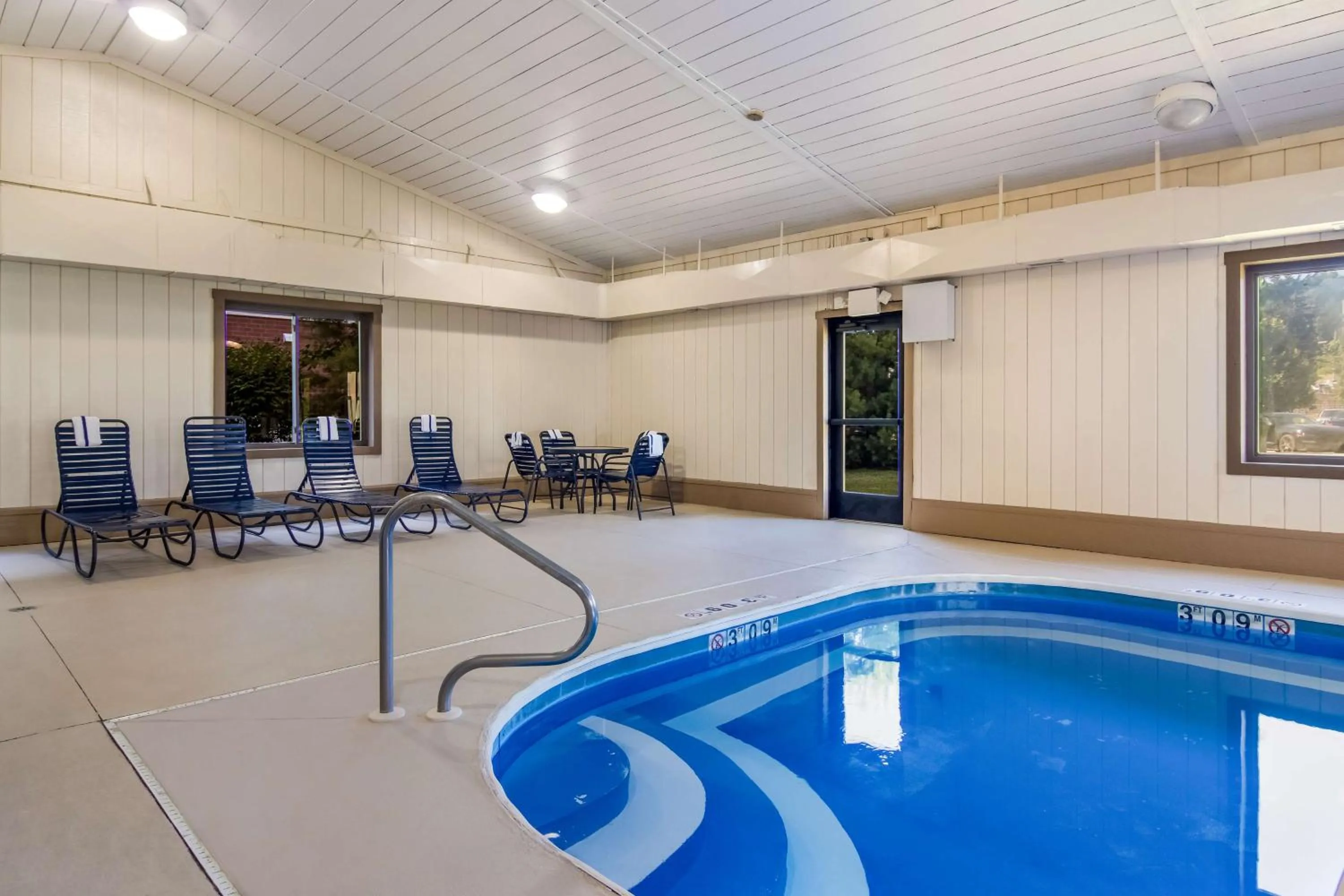 Pool view in Best Western Dutch Valley Inn