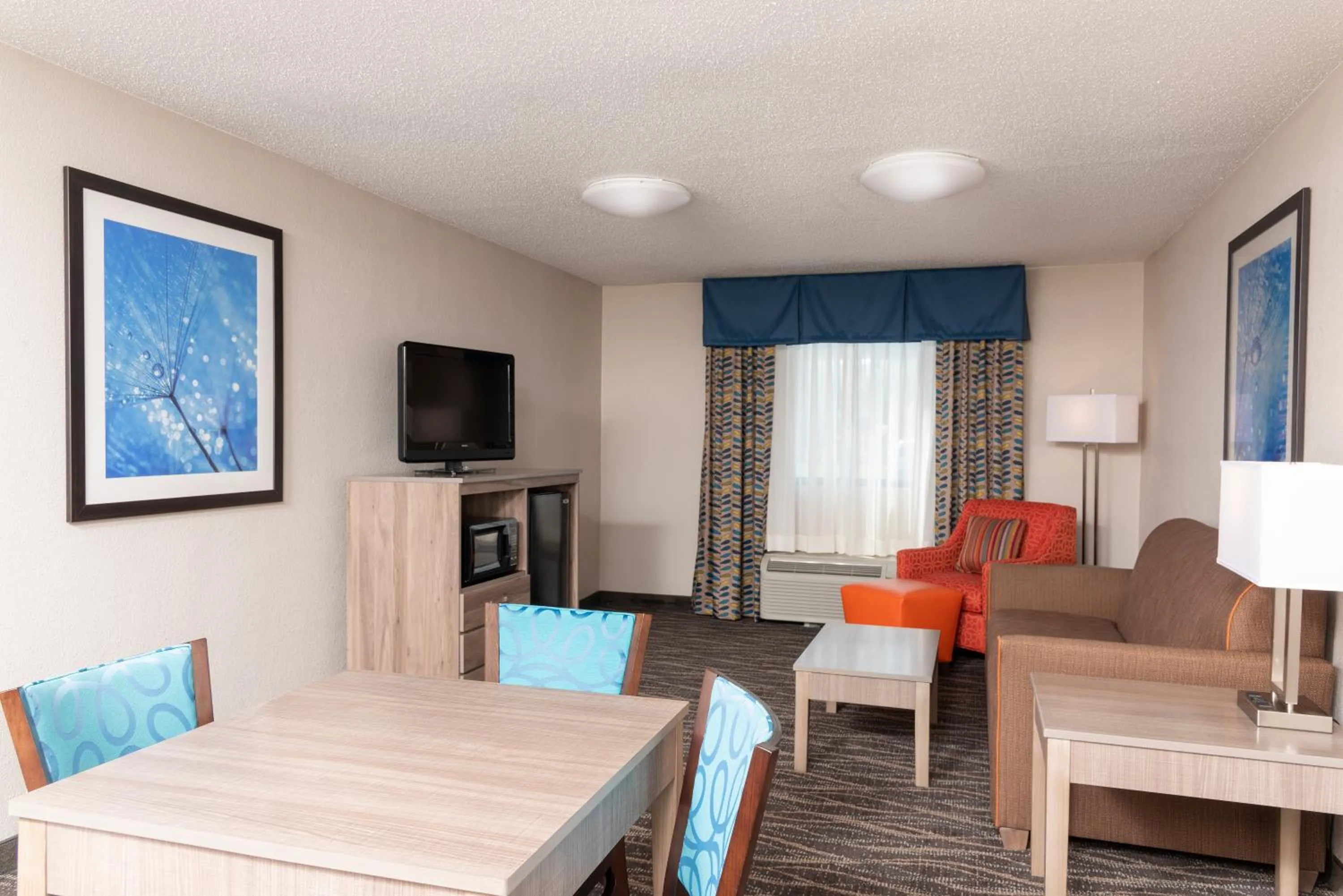 Living room in Best Western Dutch Valley Inn