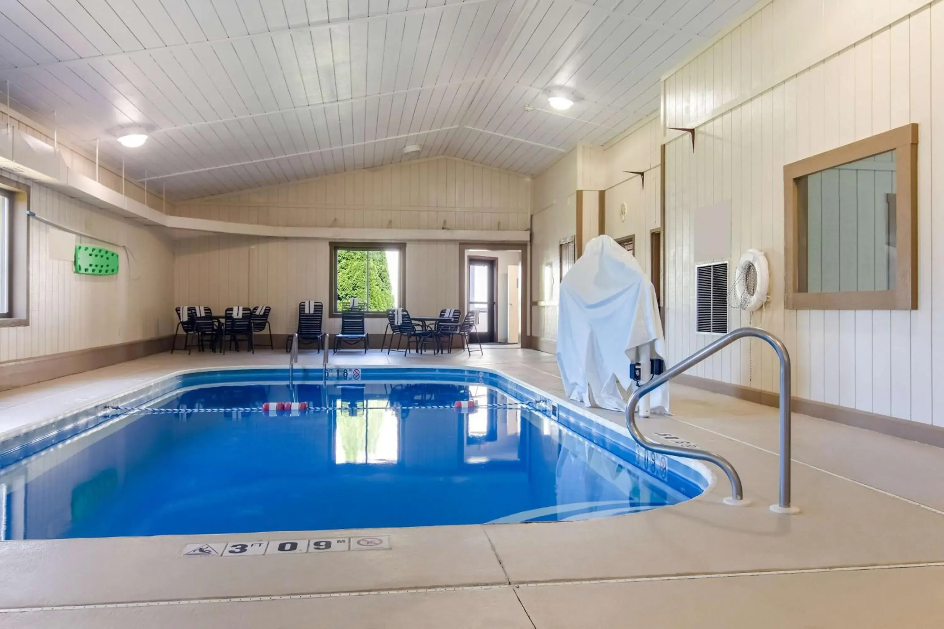 Pool view in Best Western Dutch Valley Inn Pool view in Best Western Dutch Valley Inn