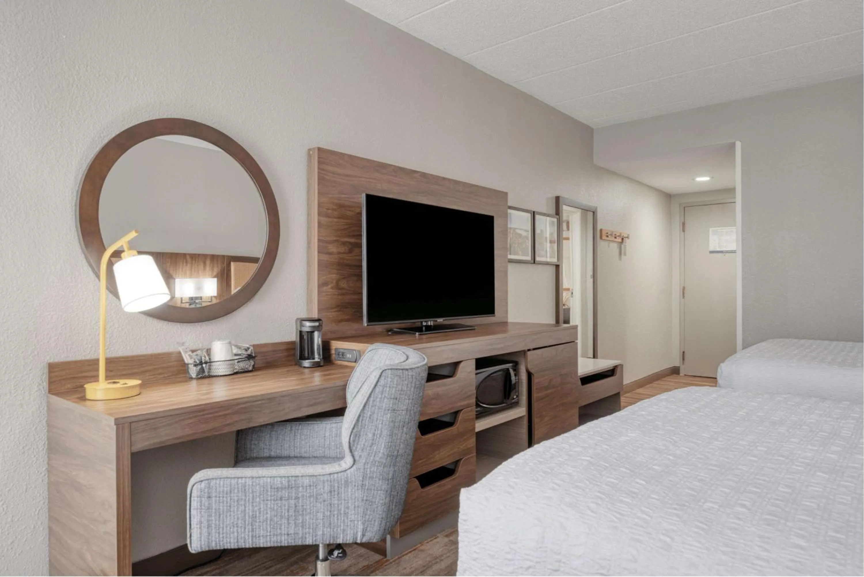 Bedroom, Bed in Hampton Inn by Hilton Washington Court House