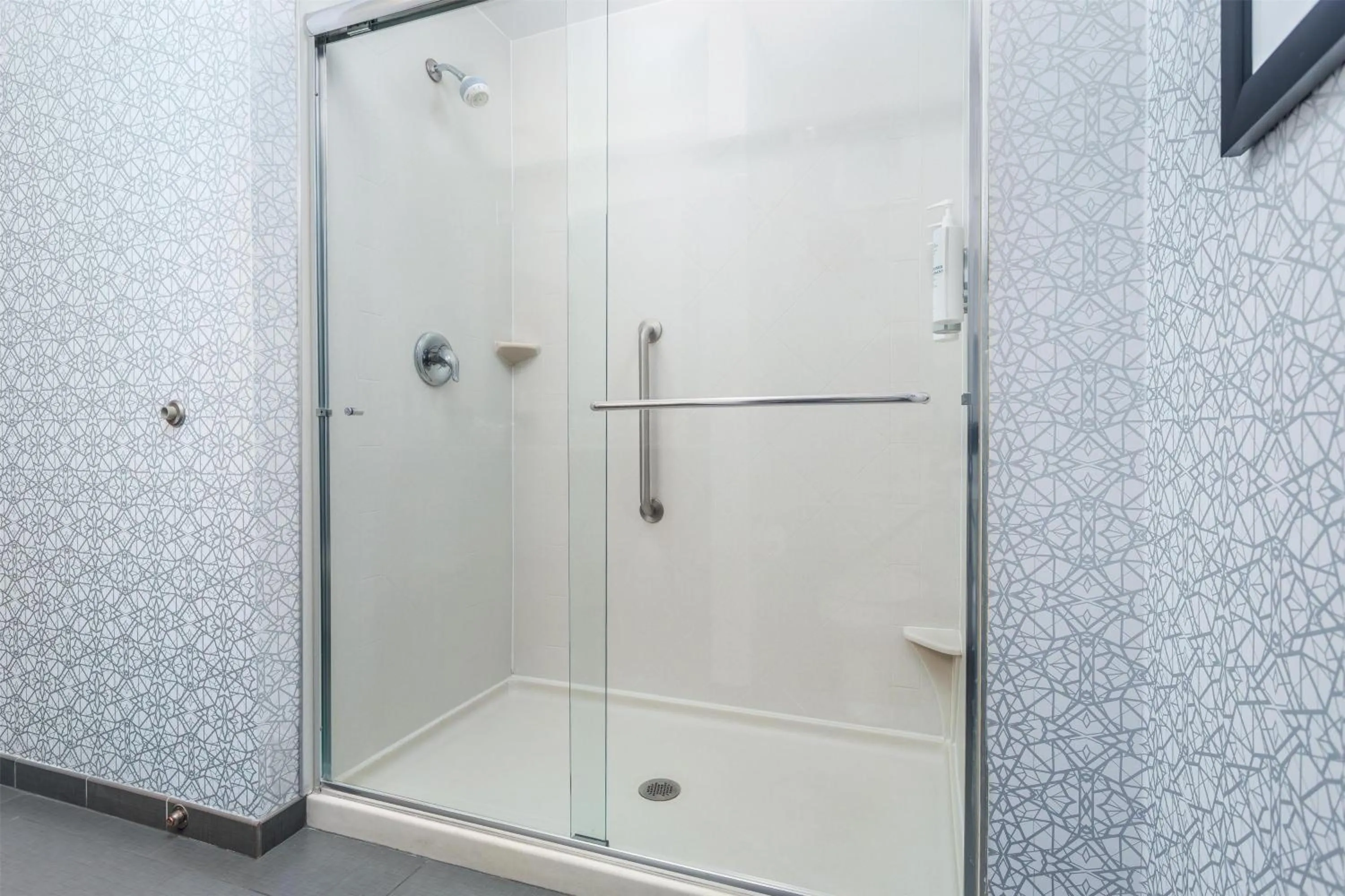 Bathroom in Hampton Inn Akron-South