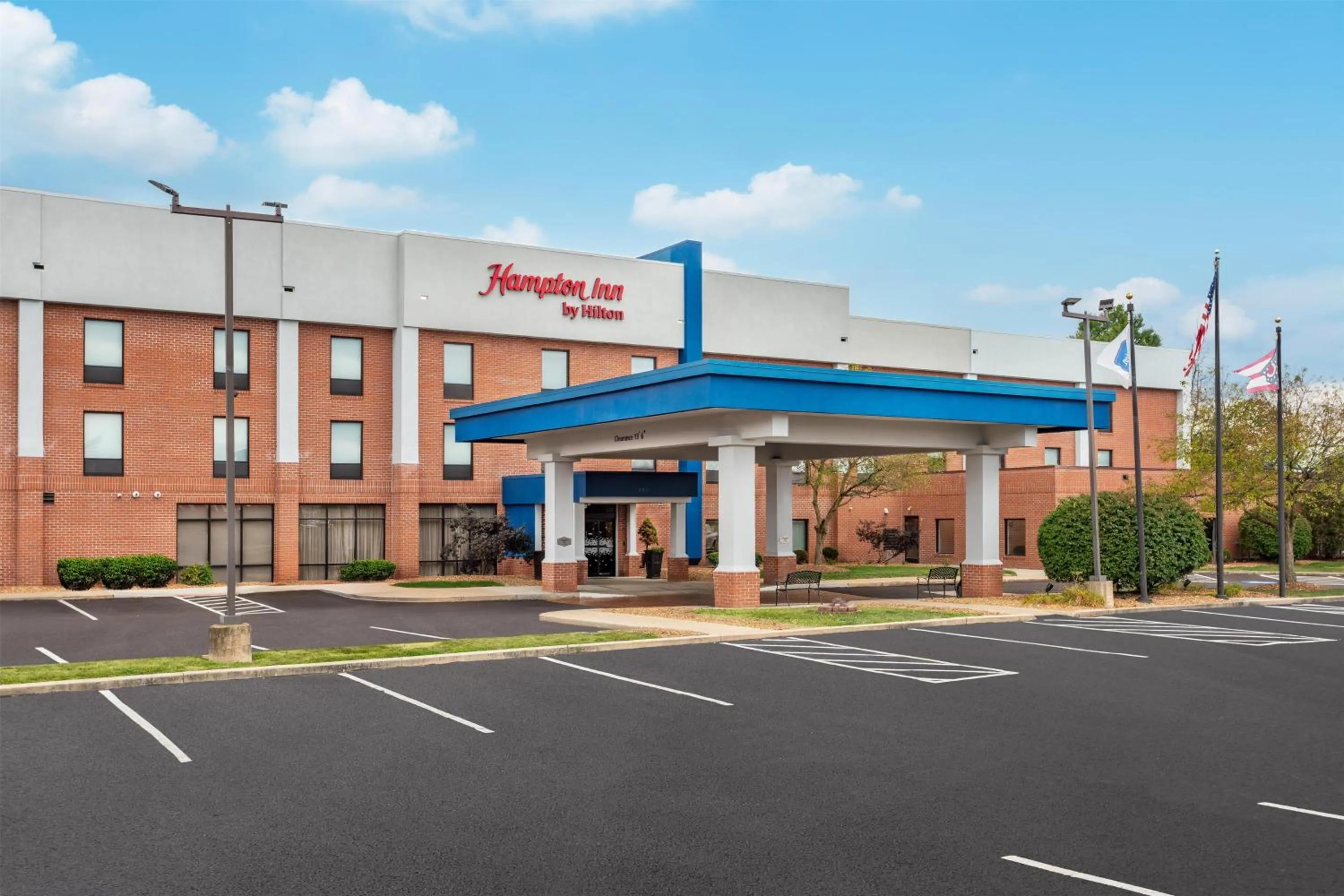 Property building in Hampton Inn Akron-South
