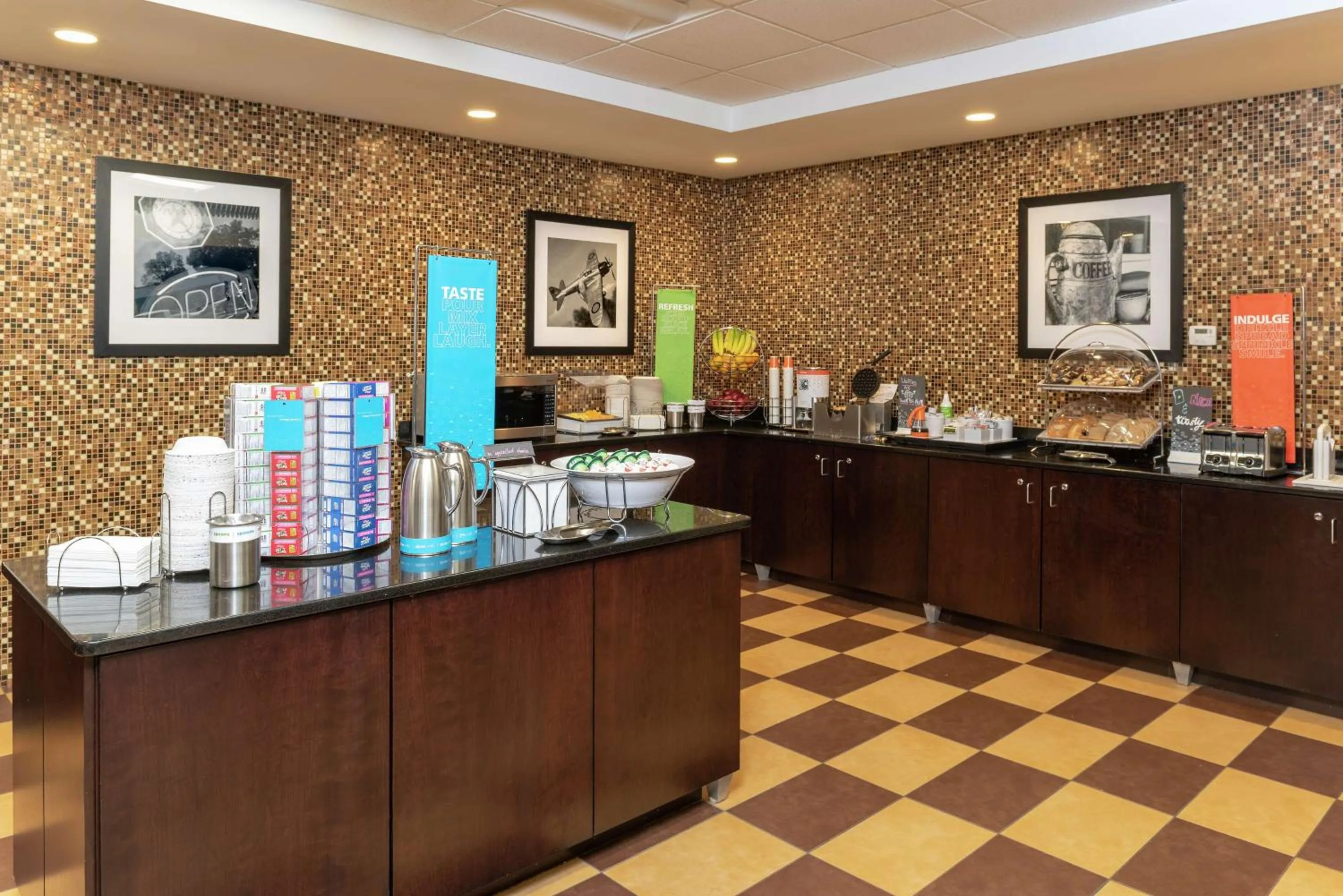 Dining area in Hampton Inn & Suites Cleveland-Airport/Middleburg Heights