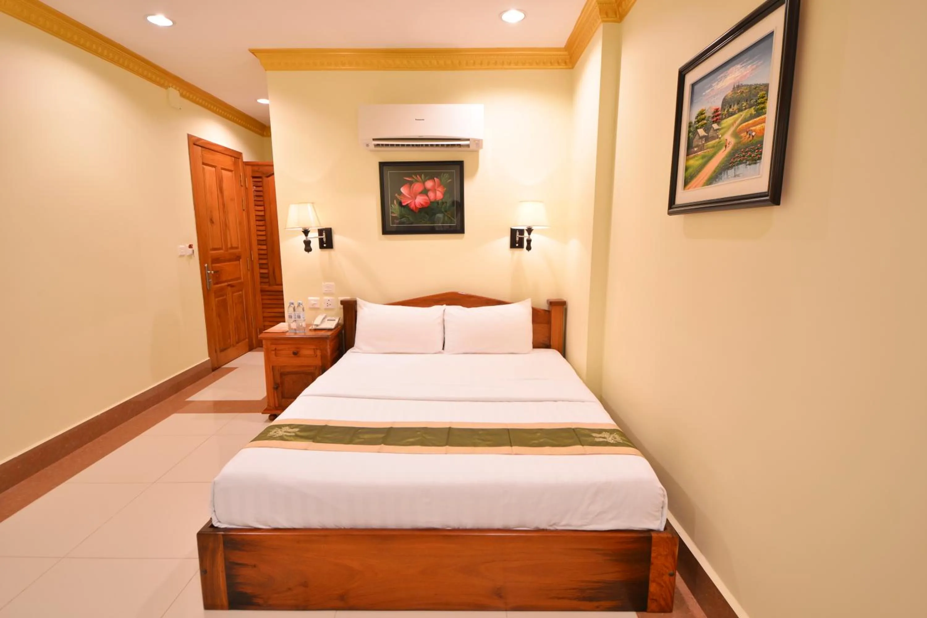 Bedroom, Bed in Golden House International Hotel