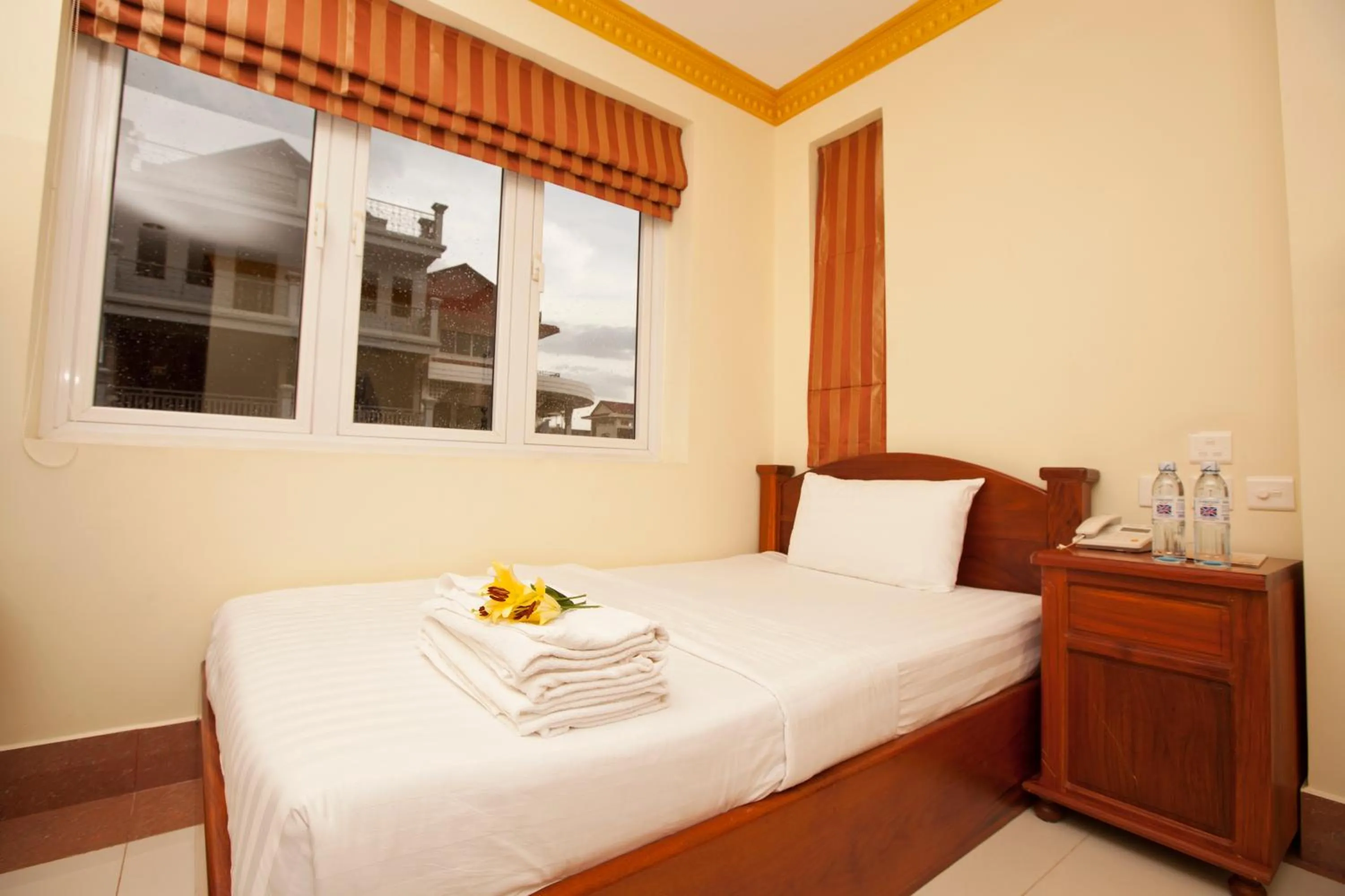 Bedroom, Bed in Golden House International Hotel