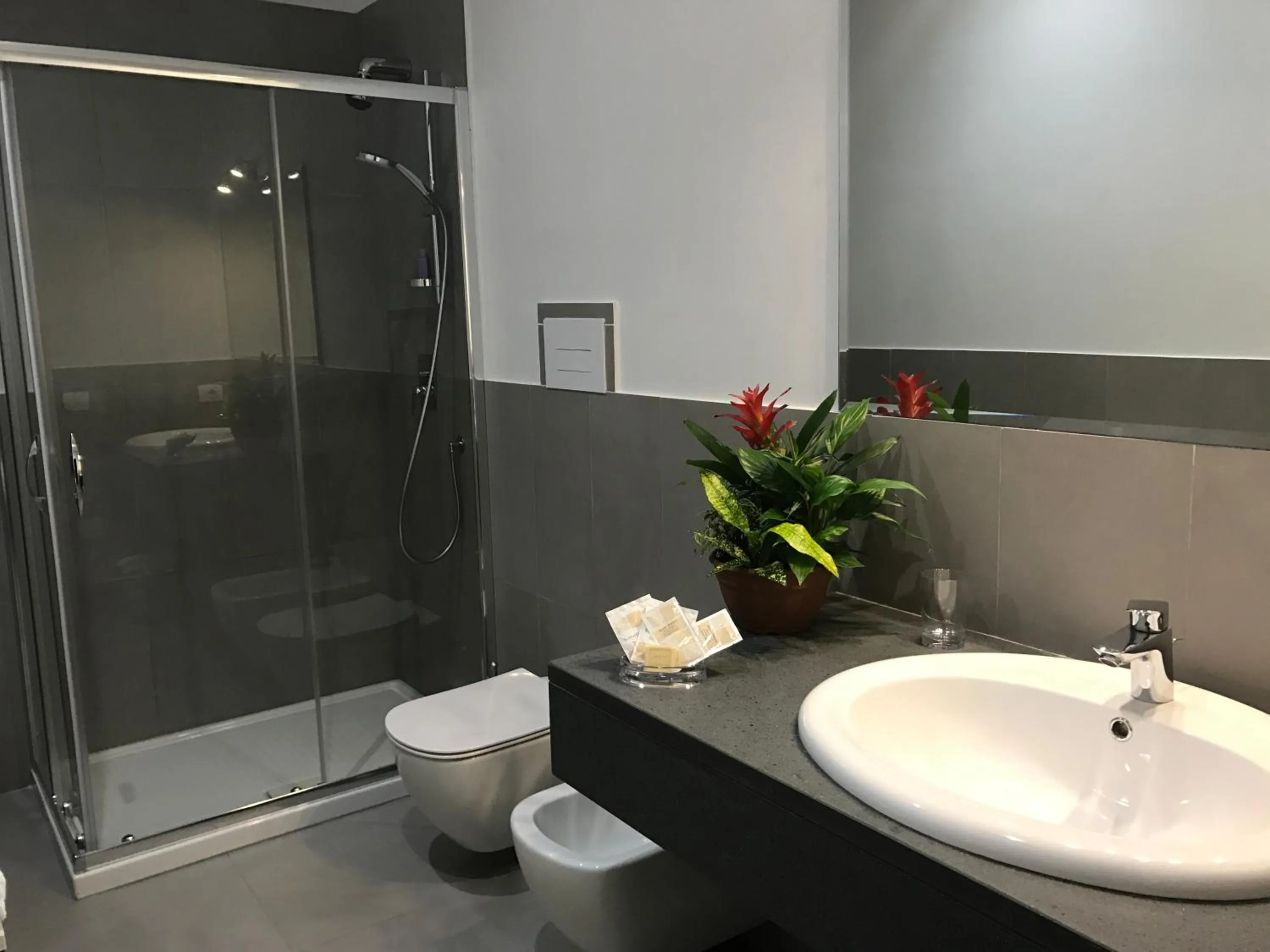 Shower in "Panoramic Terrazza - Napoli"