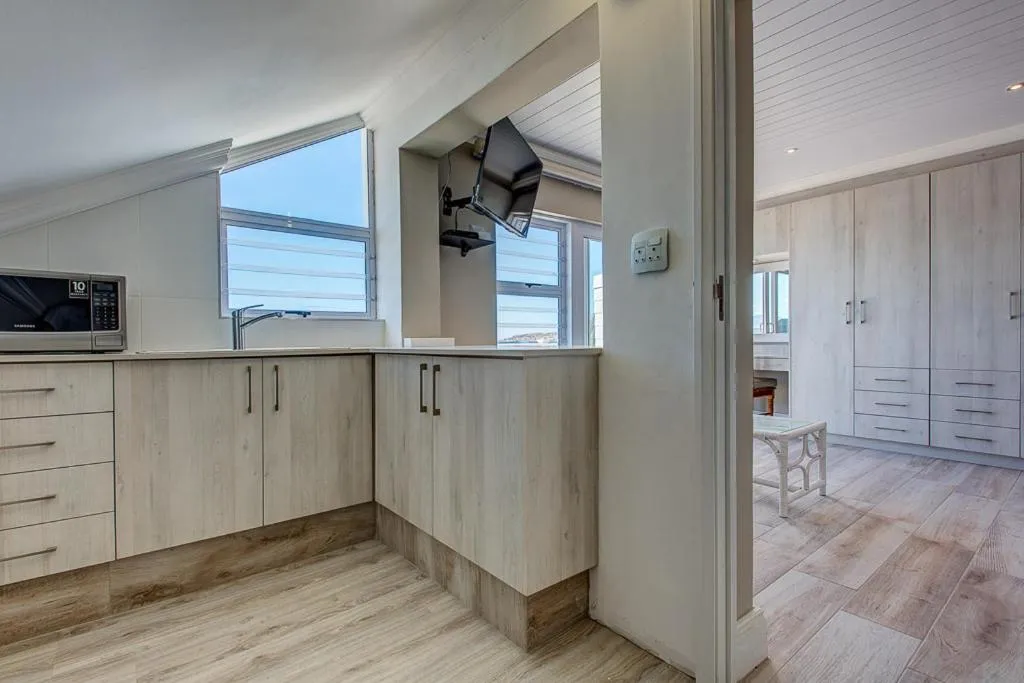 Queen Suite with Sea View in Marine Manor