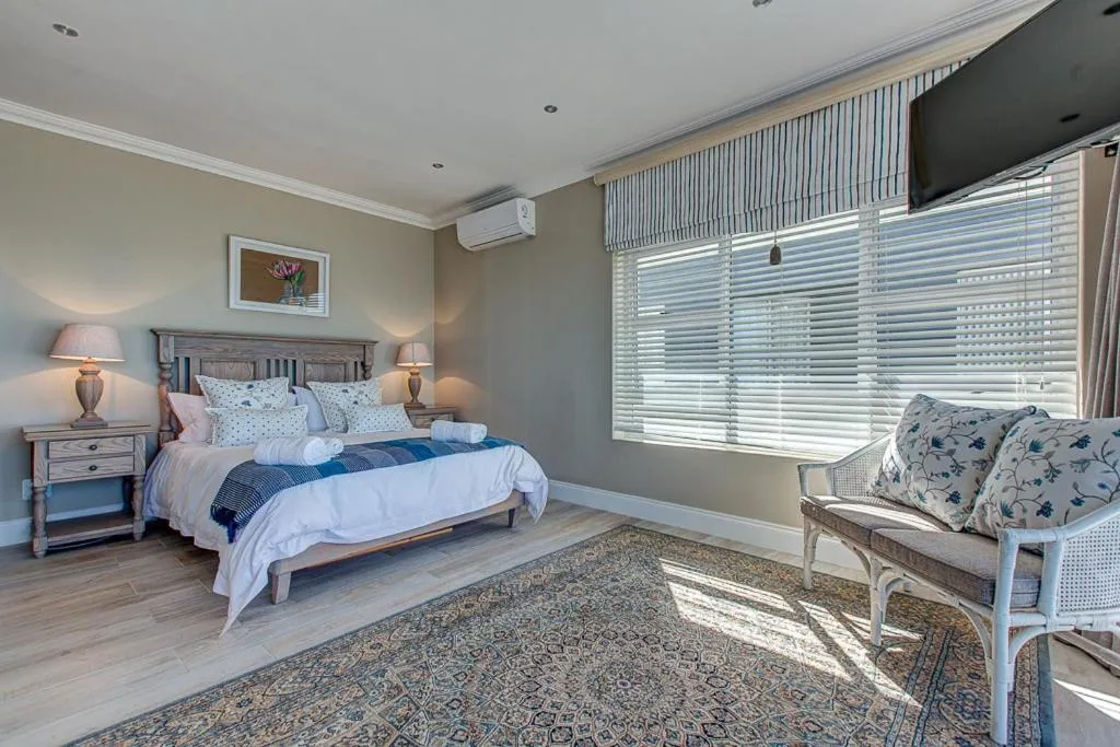 Queen Room with Sea View in Marine Manor