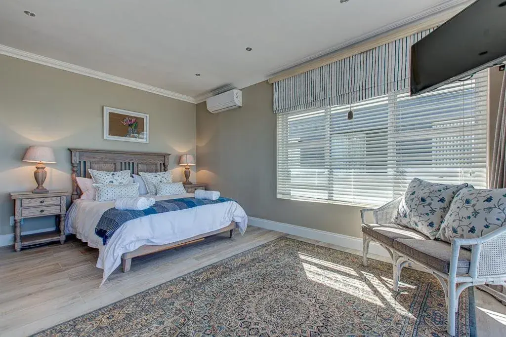 Queen Room with Sea View in Marine Manor Queen Room with Sea View in Marine Manor