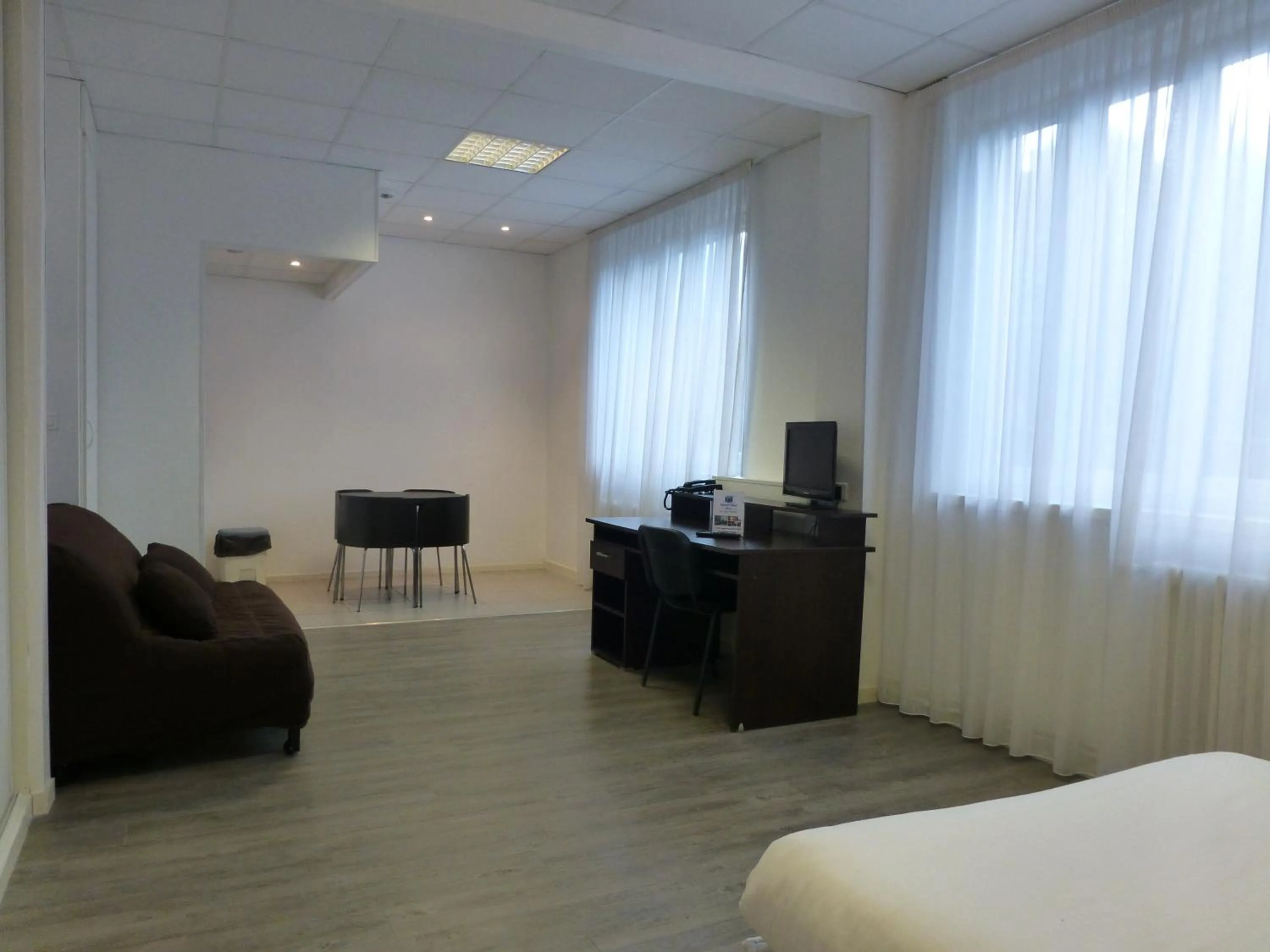 Living room, Bed in KOSY Appart'Hôtels - Le Cours Moreau